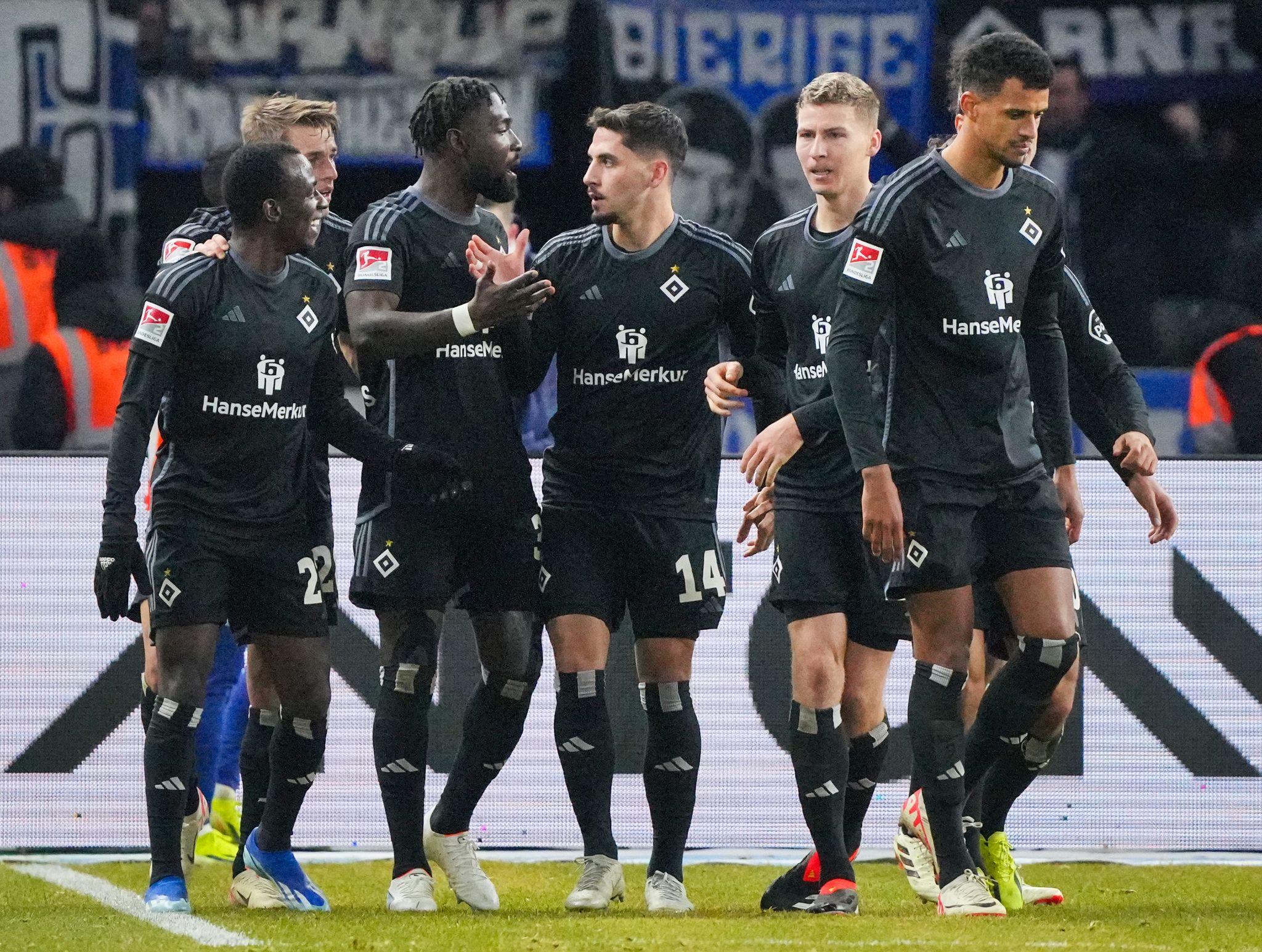 Hamburg grüßt von oben: St. Pauli und HSV auf Aufstiegskurs