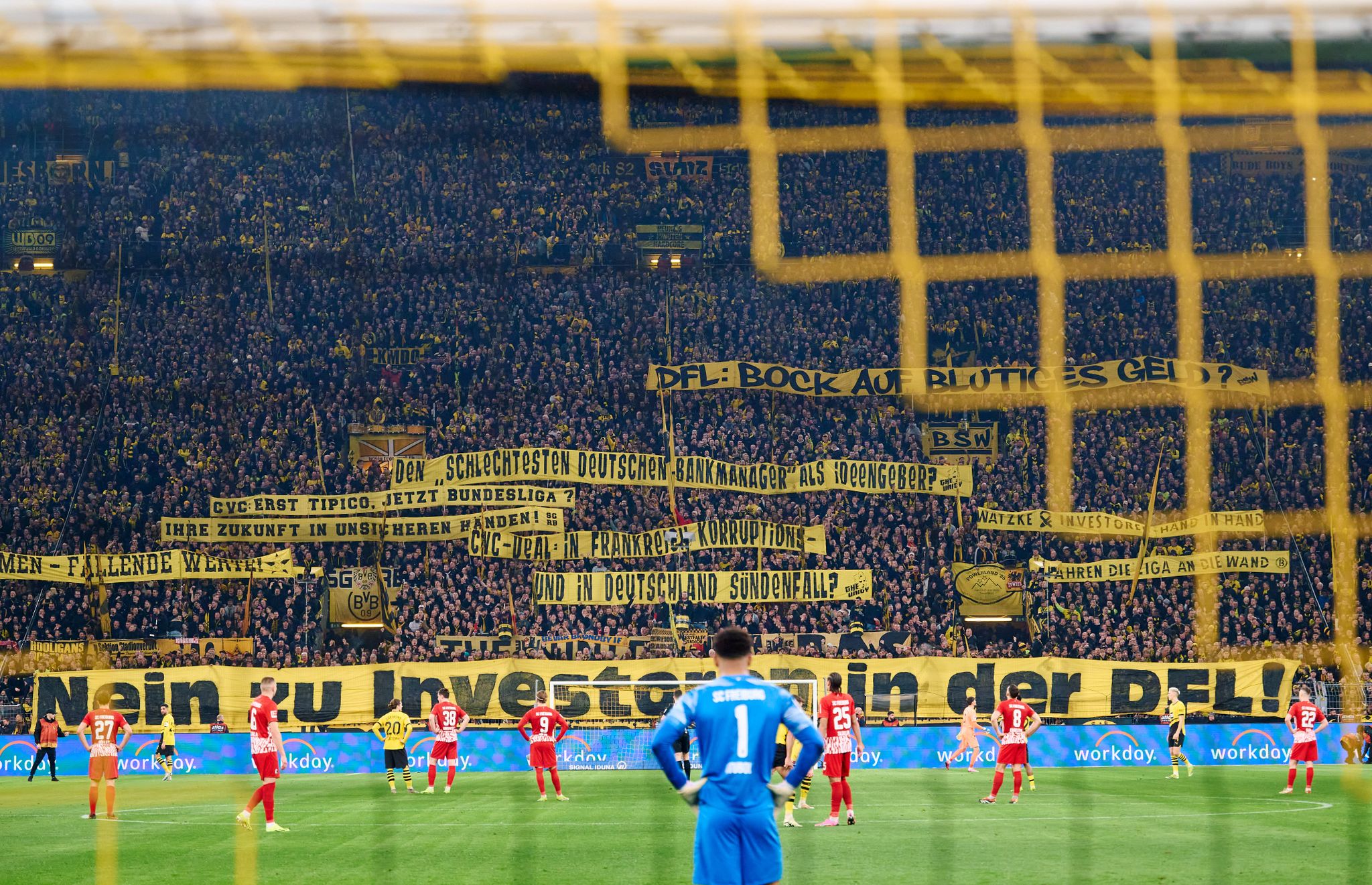 Fanproteste in Dortmund: Spiel für zehn Minuten unterbrochen