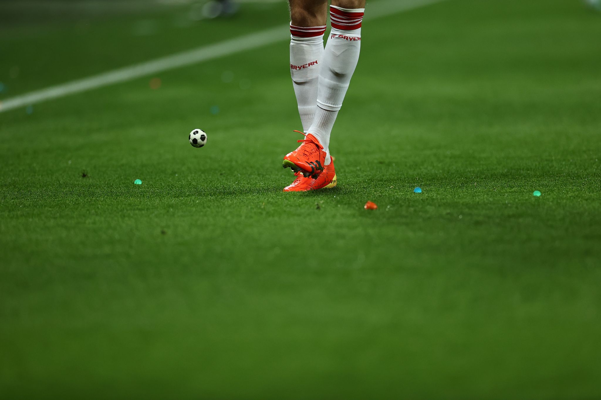 Gegenstände auf dem Rasen: Verspäteter Anpfiff bei Topspiel