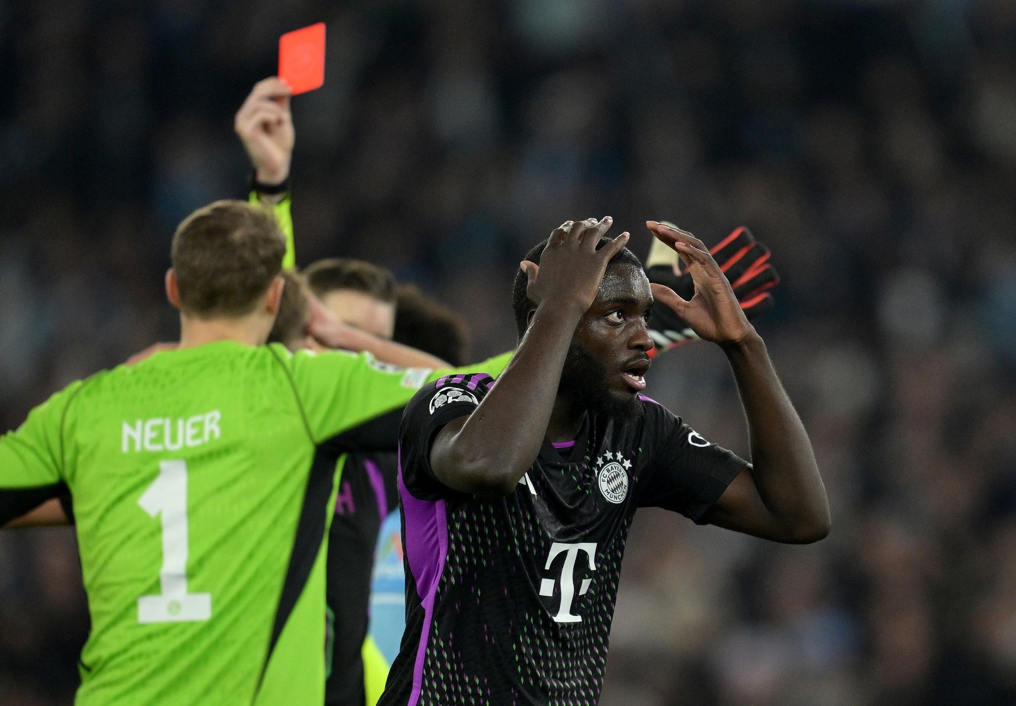 FC Bayern verurteilt rassistische Kommentare gegen Upamecano