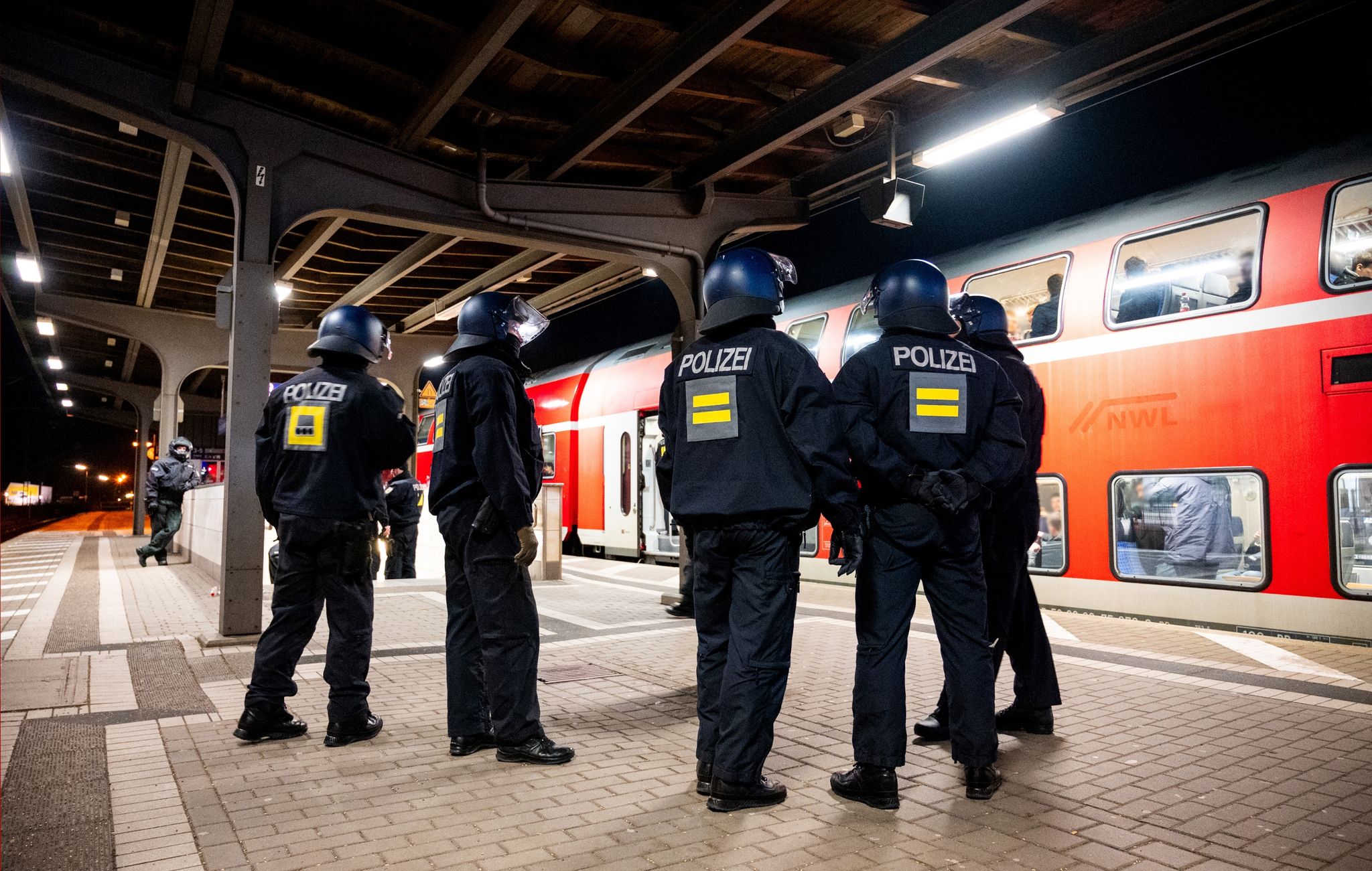 Polizei stoppt Regionalzug und durchsucht hunderte HSV-Fans