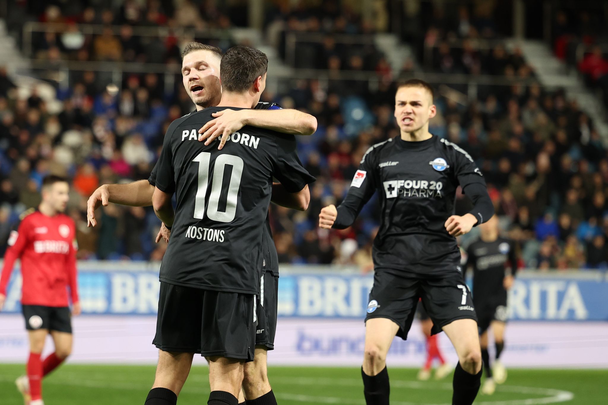 Paderborn bleibt im Aufstiegskampf dran: 2:1 beim SV Wehen