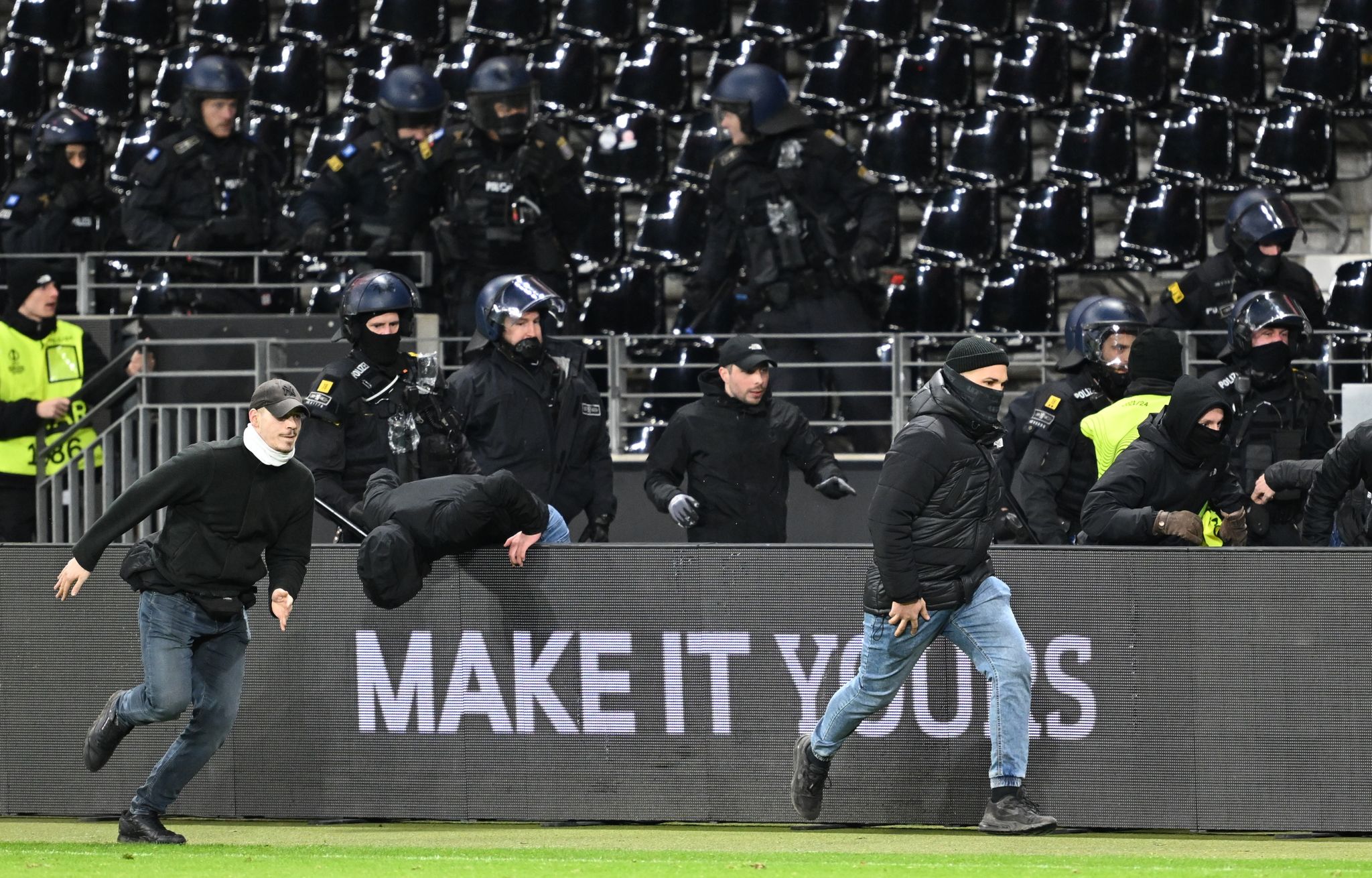 Fans im Stadion-Innenraum: Eintracht droht Strafe