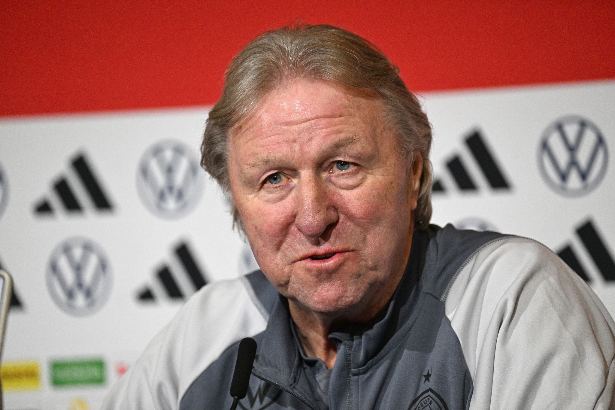 Lässiger Hrubesch hat keine Lust auf Geheimniskrämerei