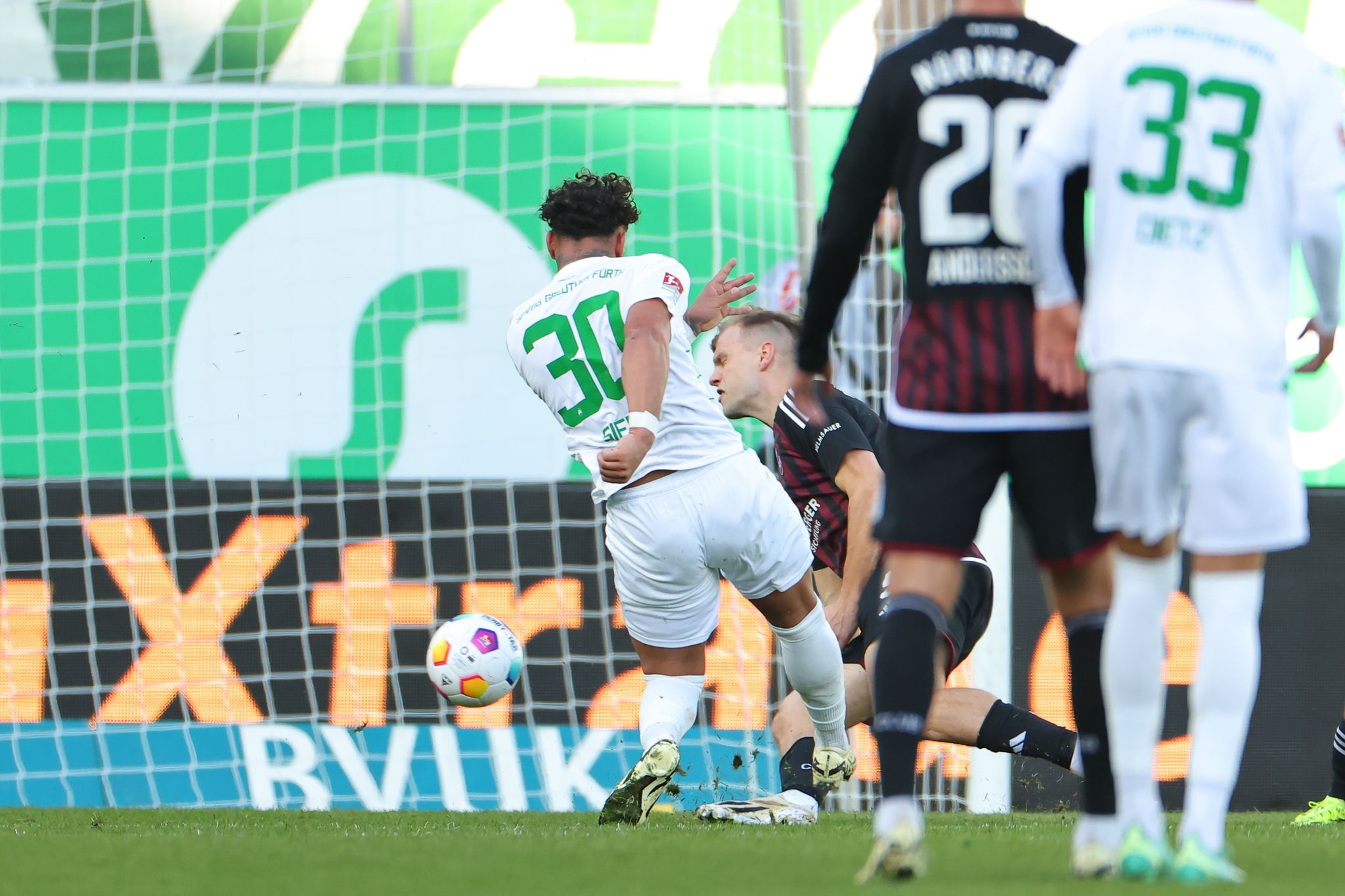 Sieb-Doppelpack: Fürth gewinnt Frankenderby gegen Nürnberg