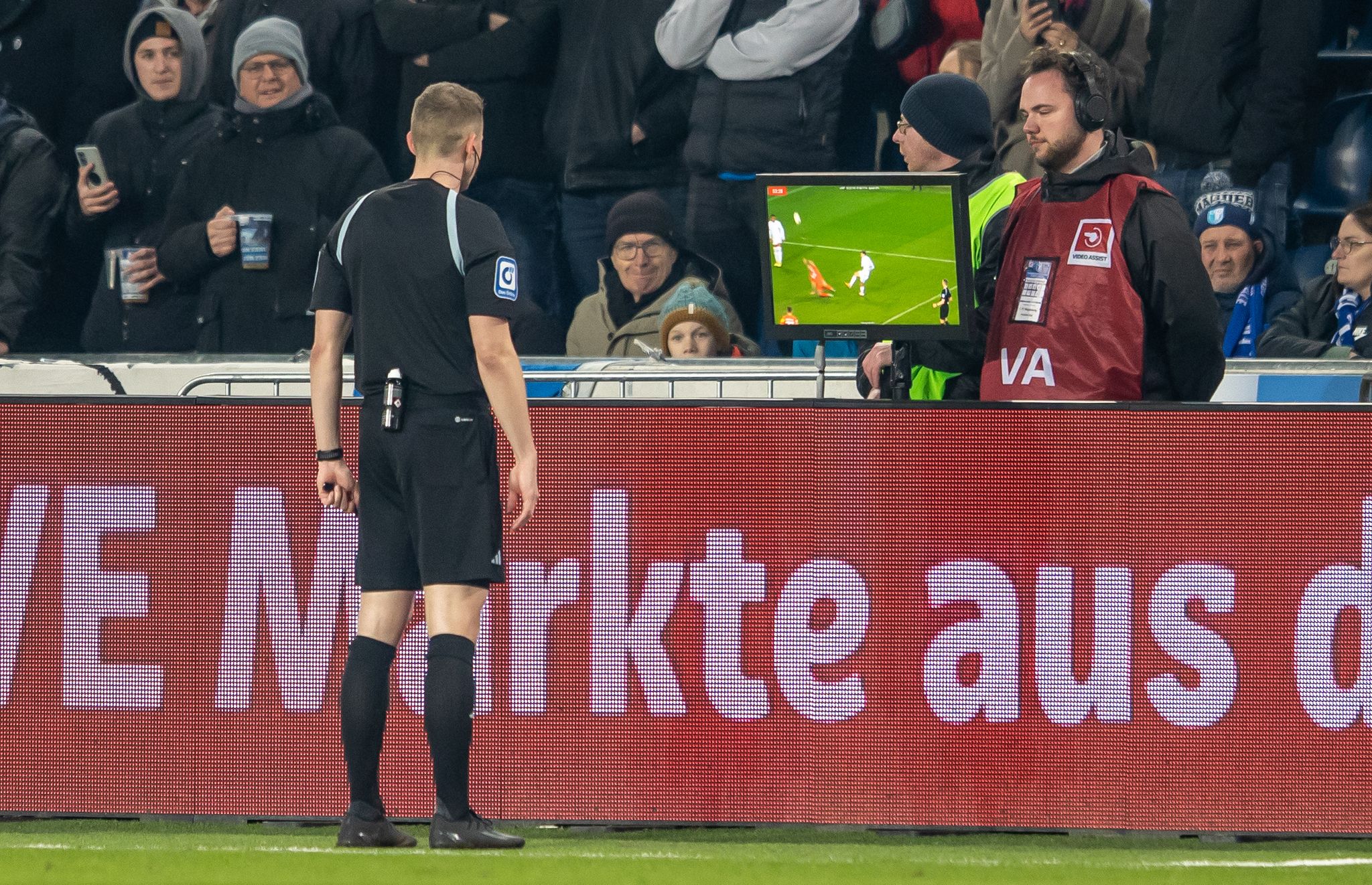 VAR-Durchsagen im Stadion besser mit Bildern