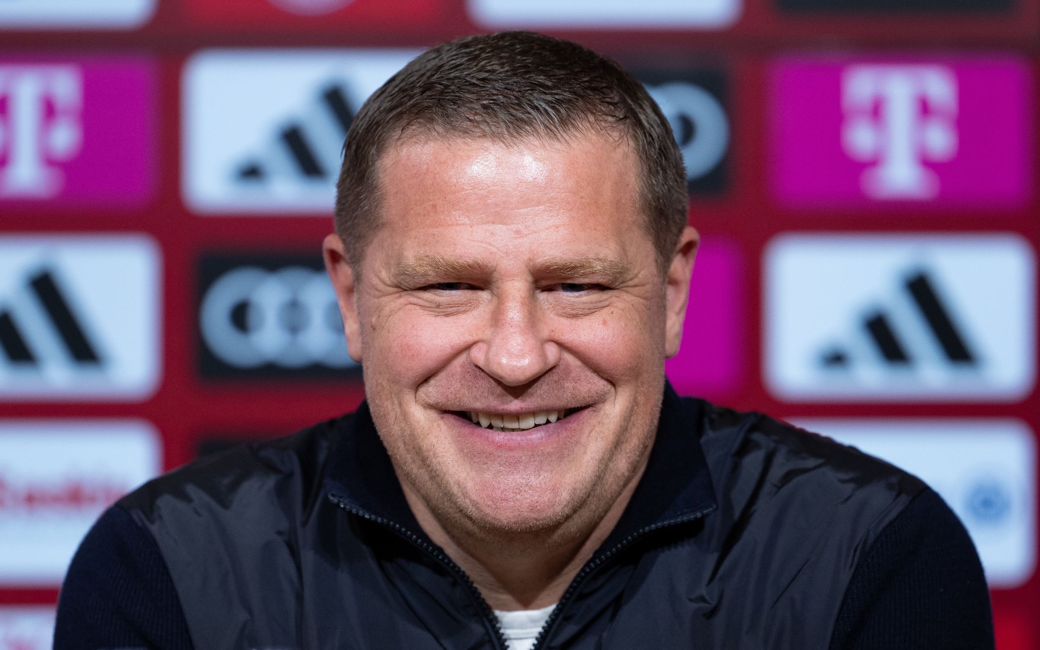 Bayern-Sportvorstand Eberl auf Tribüne – Sané-Ausfall droht