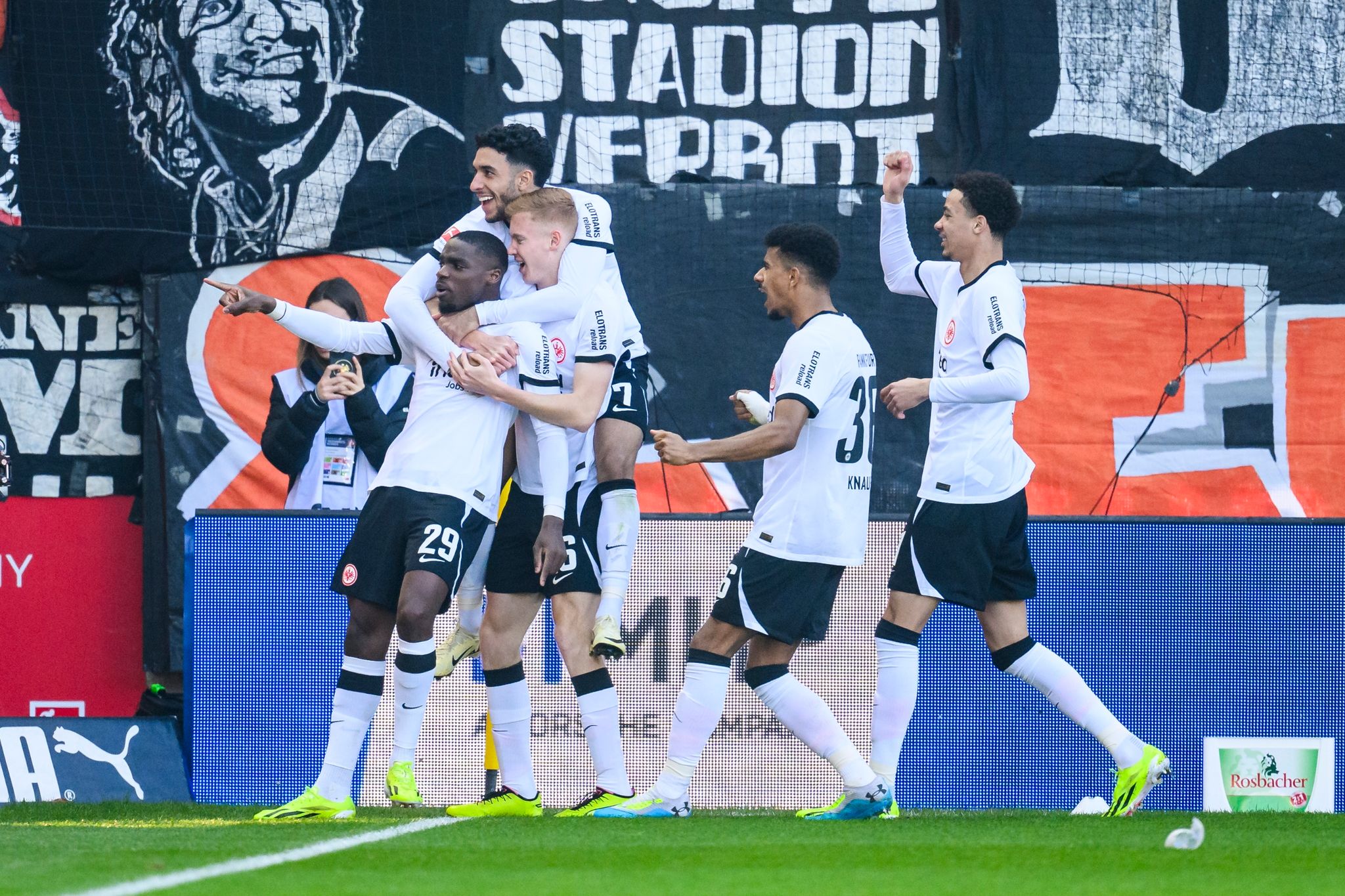 Eintracht beendet Negativtrend: Trainer Toppmöller «froh»