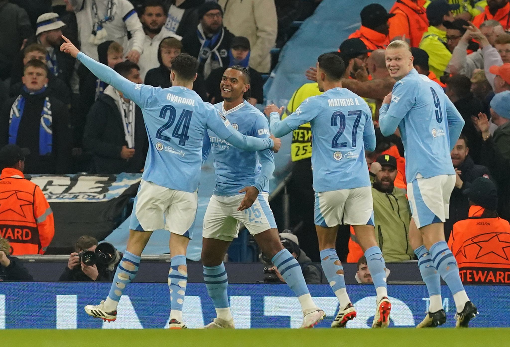 Manchester City zieht problemlos ins Viertelfinale ein