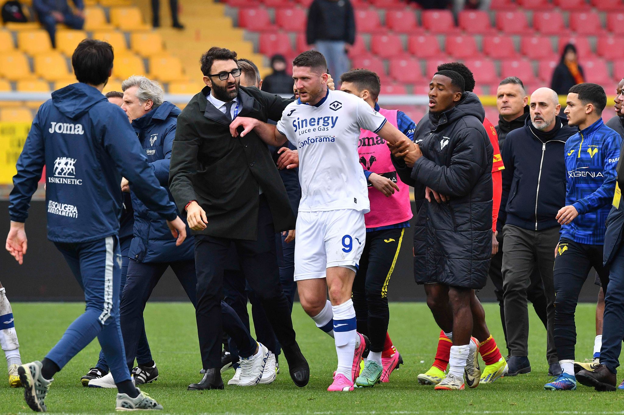 Lecce-Trainer muss nach Kopfstoß gehen