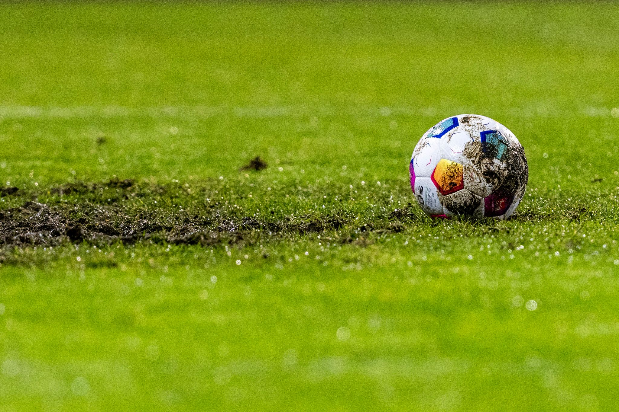 Türkische Fußball-Fans stürmen Feld und greifen Spieler an