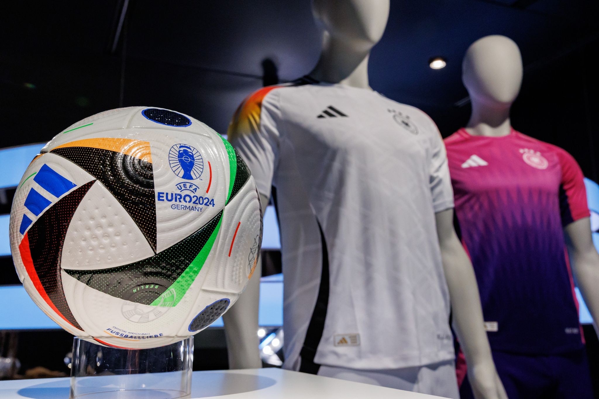 Ex-Manager Bierhoff: Kommerzielle Gründe für pinkes Trikot