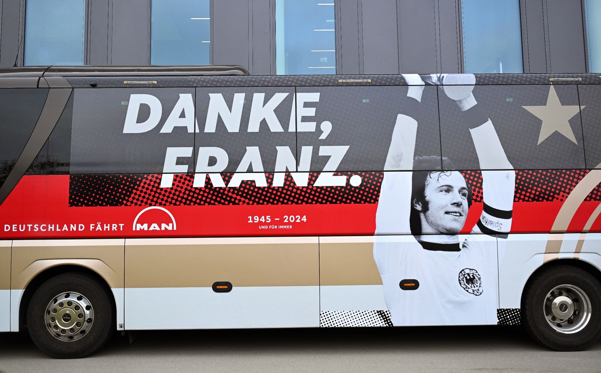 Bus der DFB-Auswahl mit Beckenbauer-Schriftzug