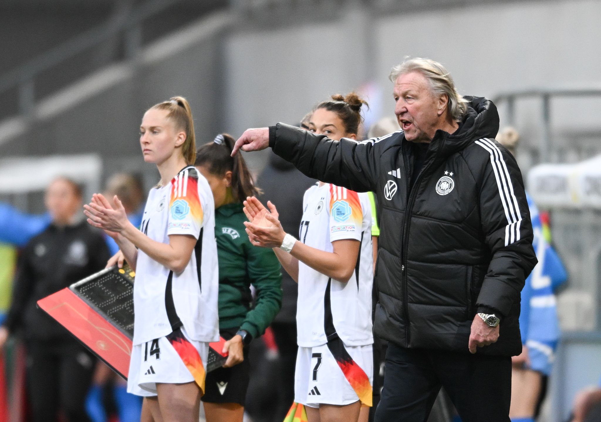 Wie Hrubesch Olympia plant: Mit der Bundesliga und mit Popp