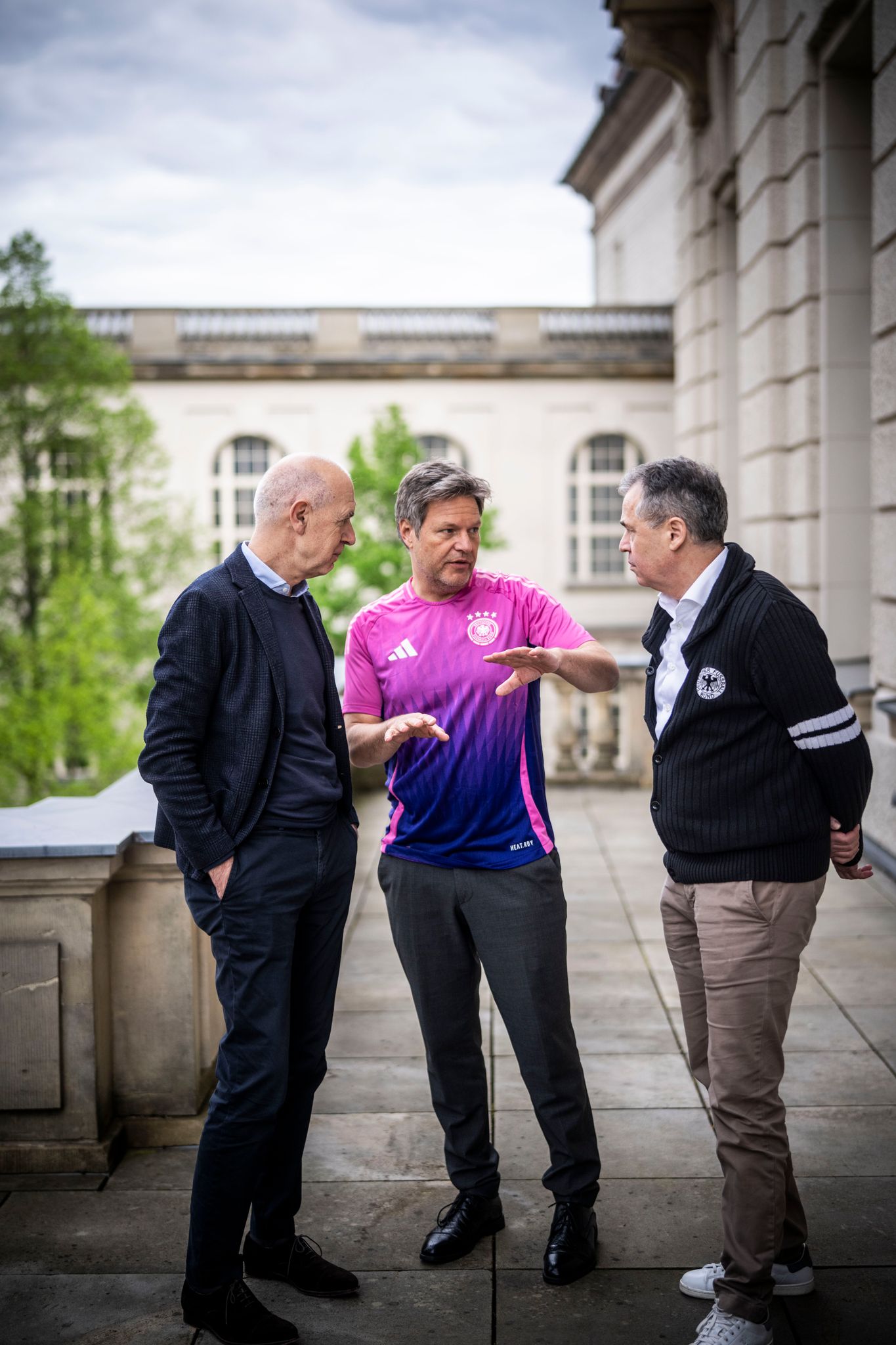 Nach Kritik: Habeck trifft DFB-Bosse im pinken Trikot