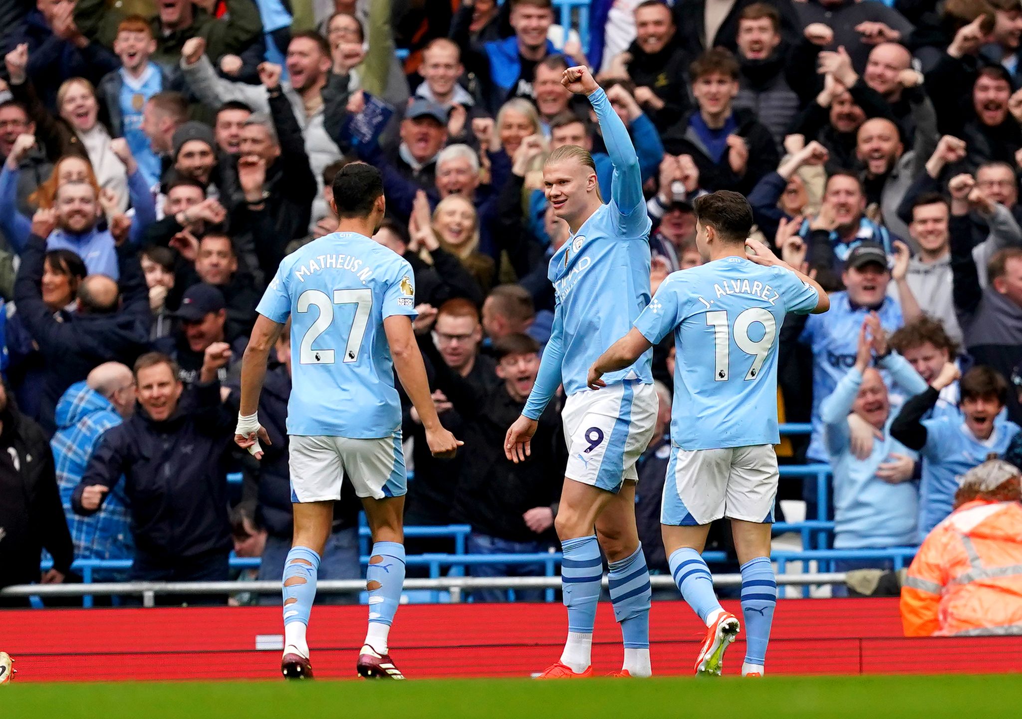 5:1 gegen Luton: Manchester City vorübergehend Spitzenreiter