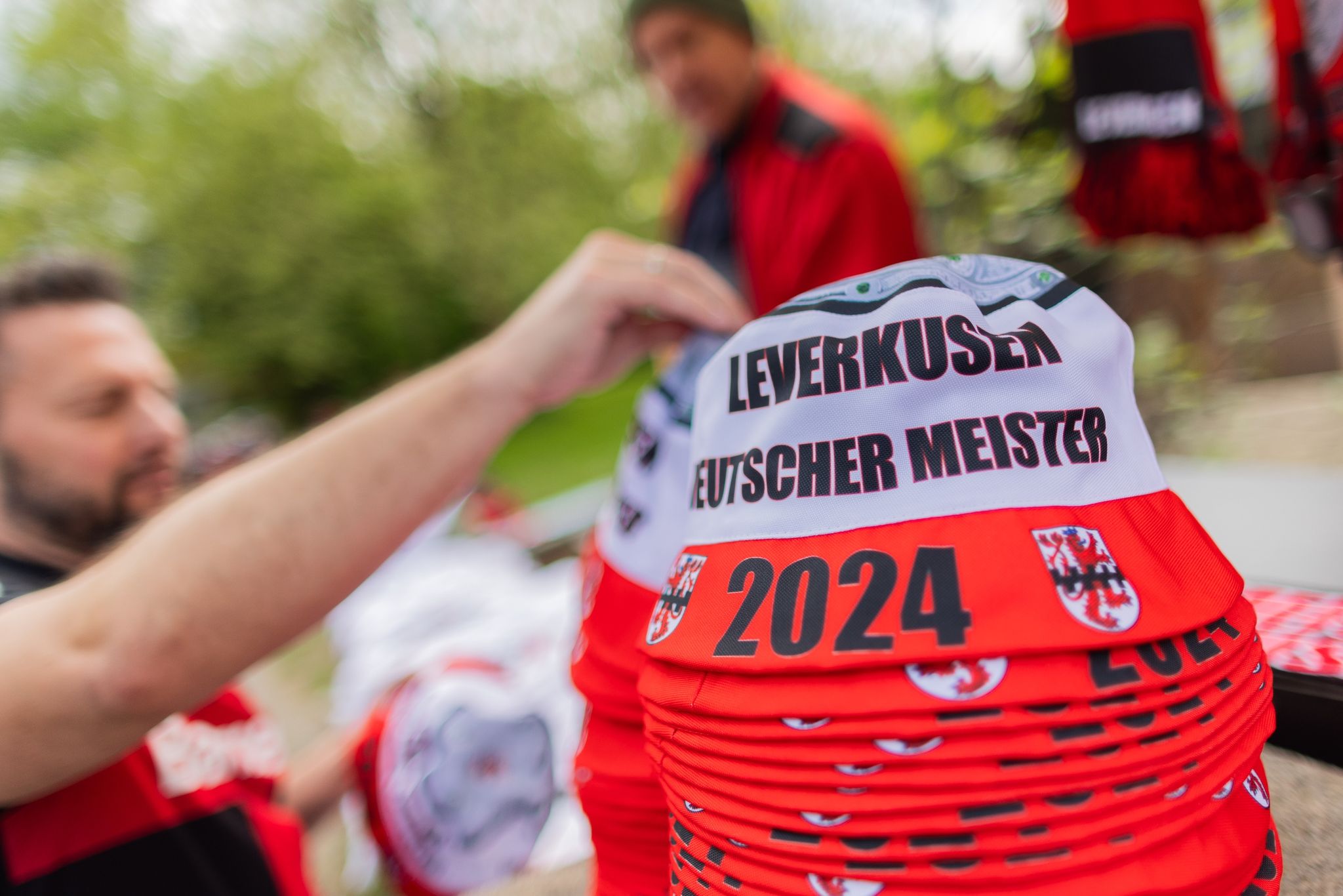 Schon vor dem Anpfiff: Deutsche-Meister-Kappen in Leverkusen