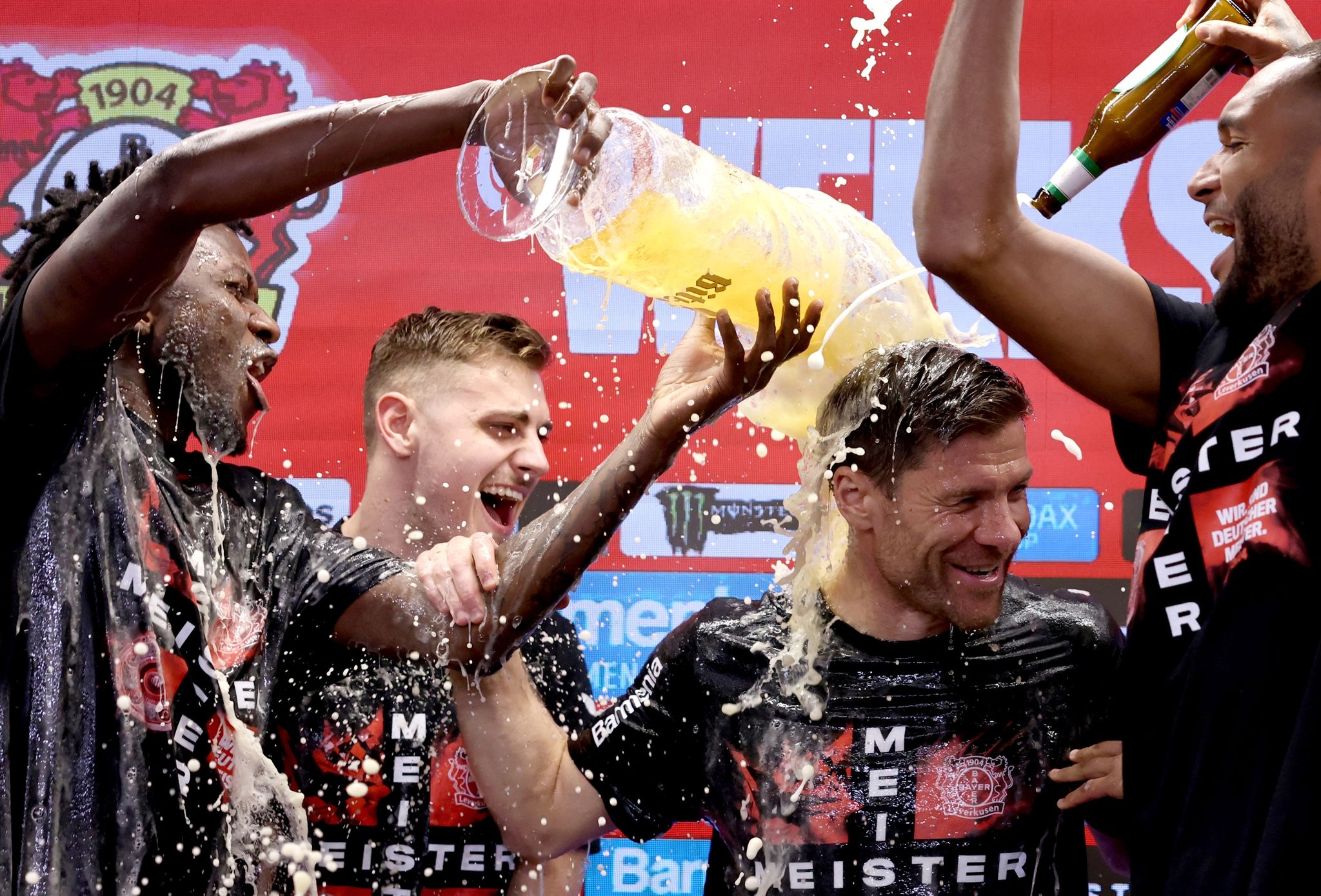 Bierdusche für Alonso: Bayer-Spieler stürmen Pressekonferenz