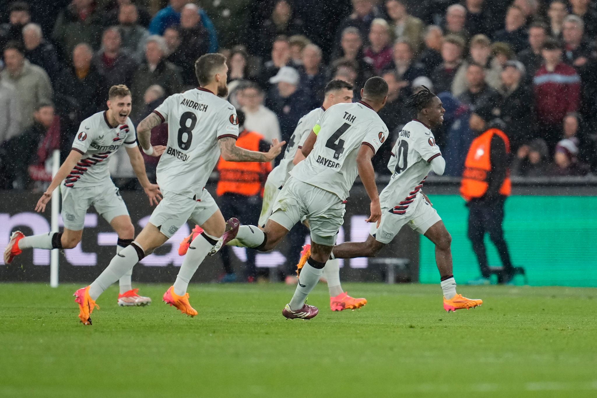 Wieder ein spätes Tor: Leverkusen mit Rekord im Halbfinale