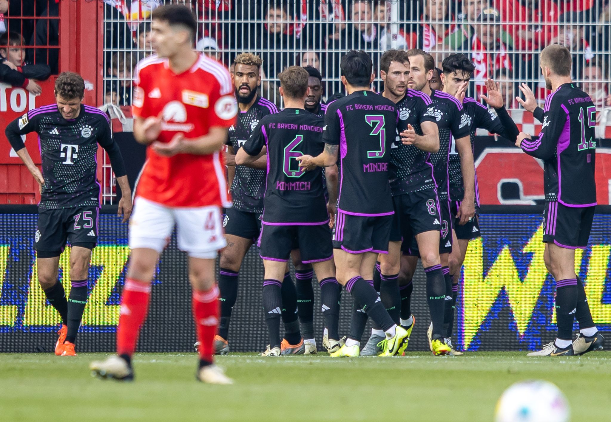 FC Bayern dominiert in Berlin – Darmstadt vertagt Abstieg