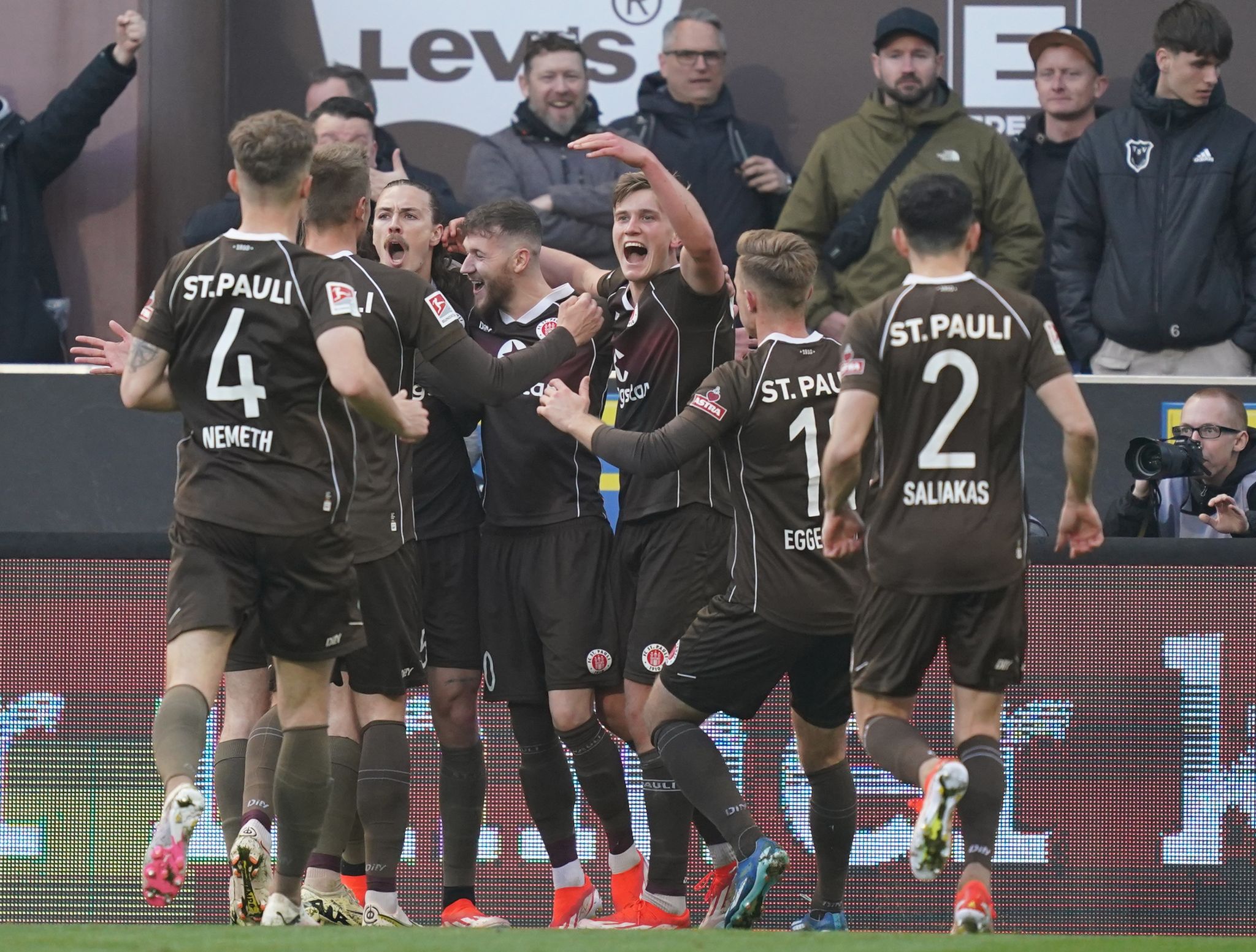 Wieder Tabellenführer: Pauli müht sich zu 1:0 gegen Rostock