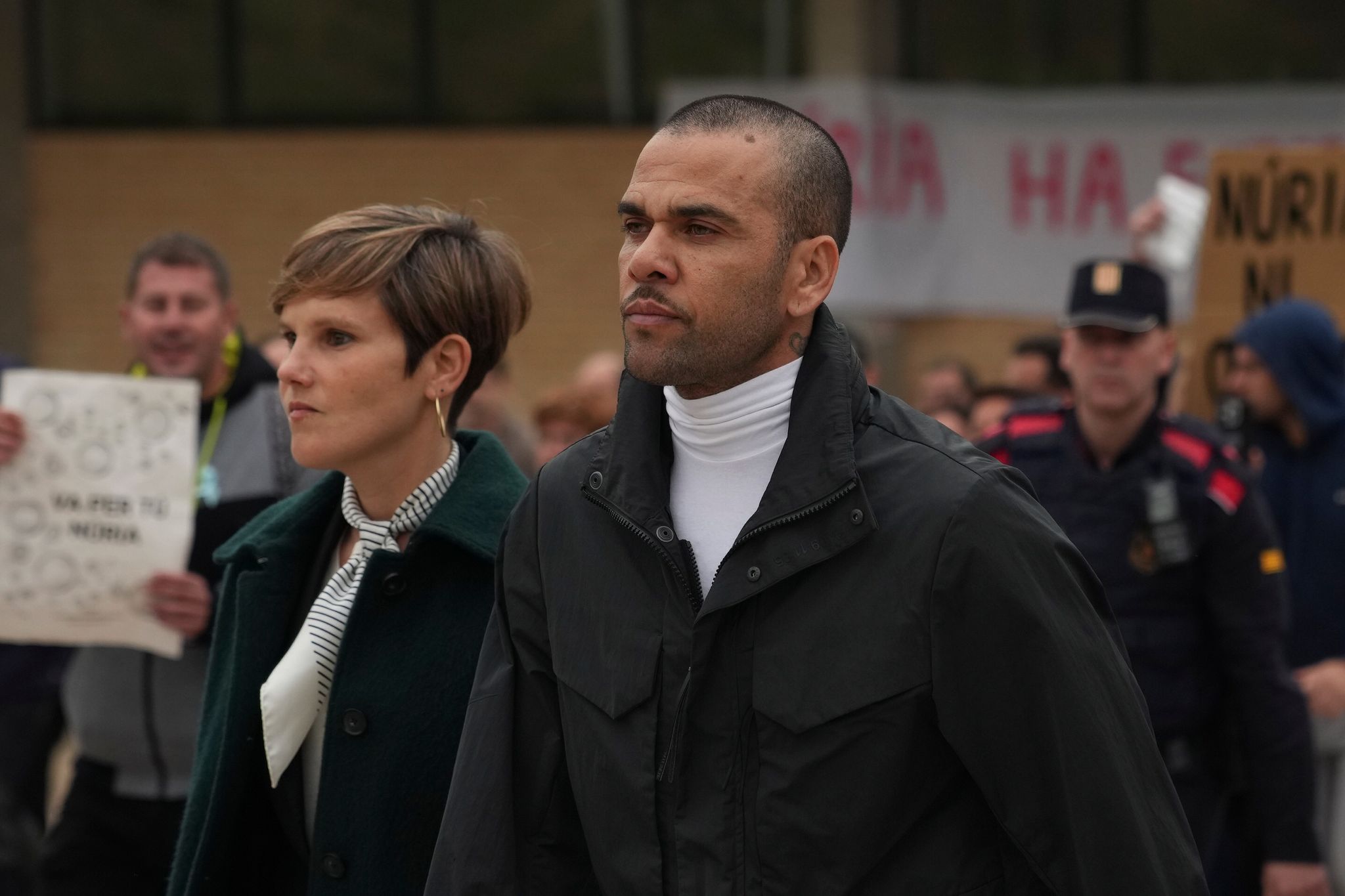 Alves-Statue nach Vergewaltigungsurteil entfernt