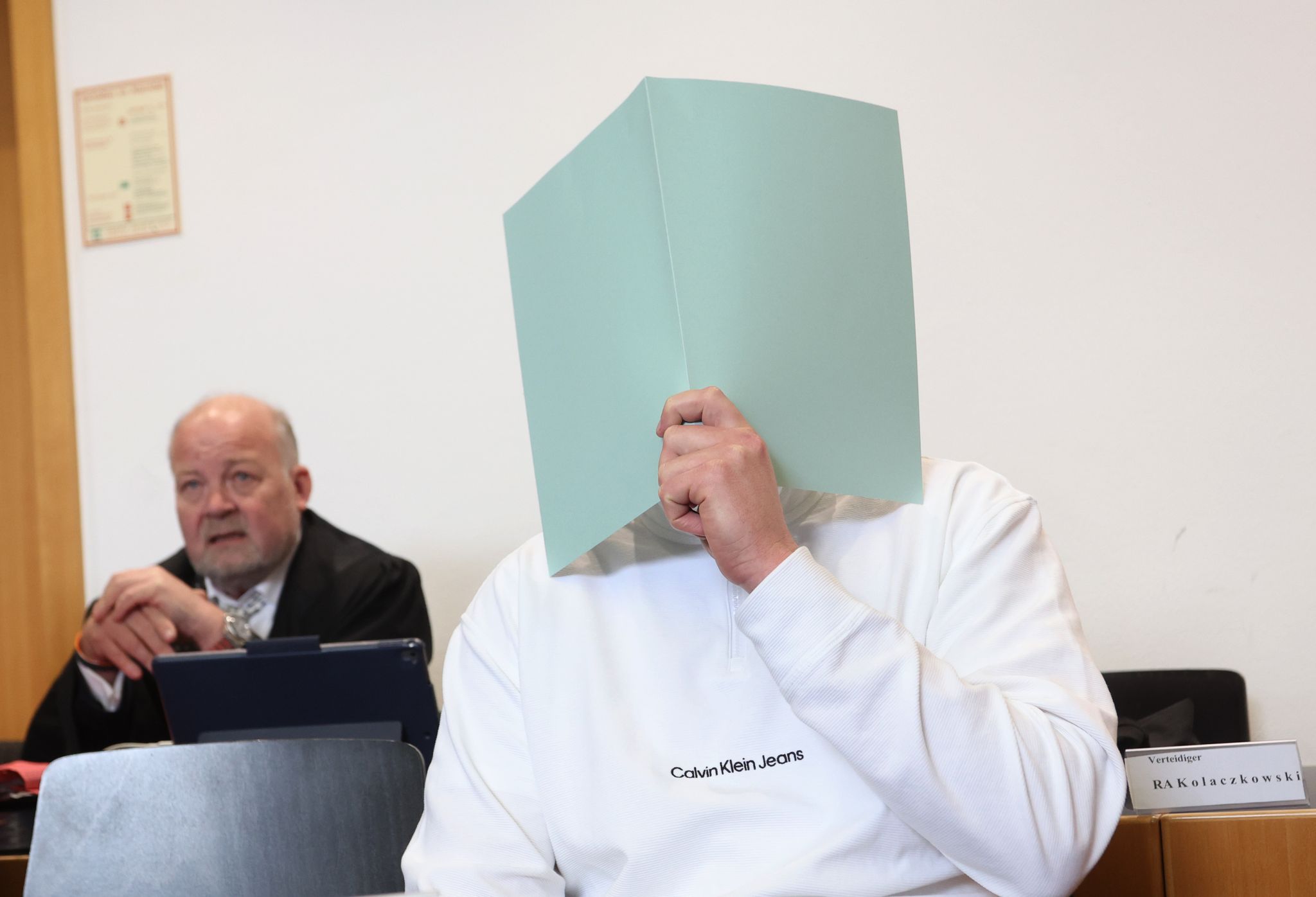 Hauptangeklagter akzeptiert Haft nach Böllerwurf nicht