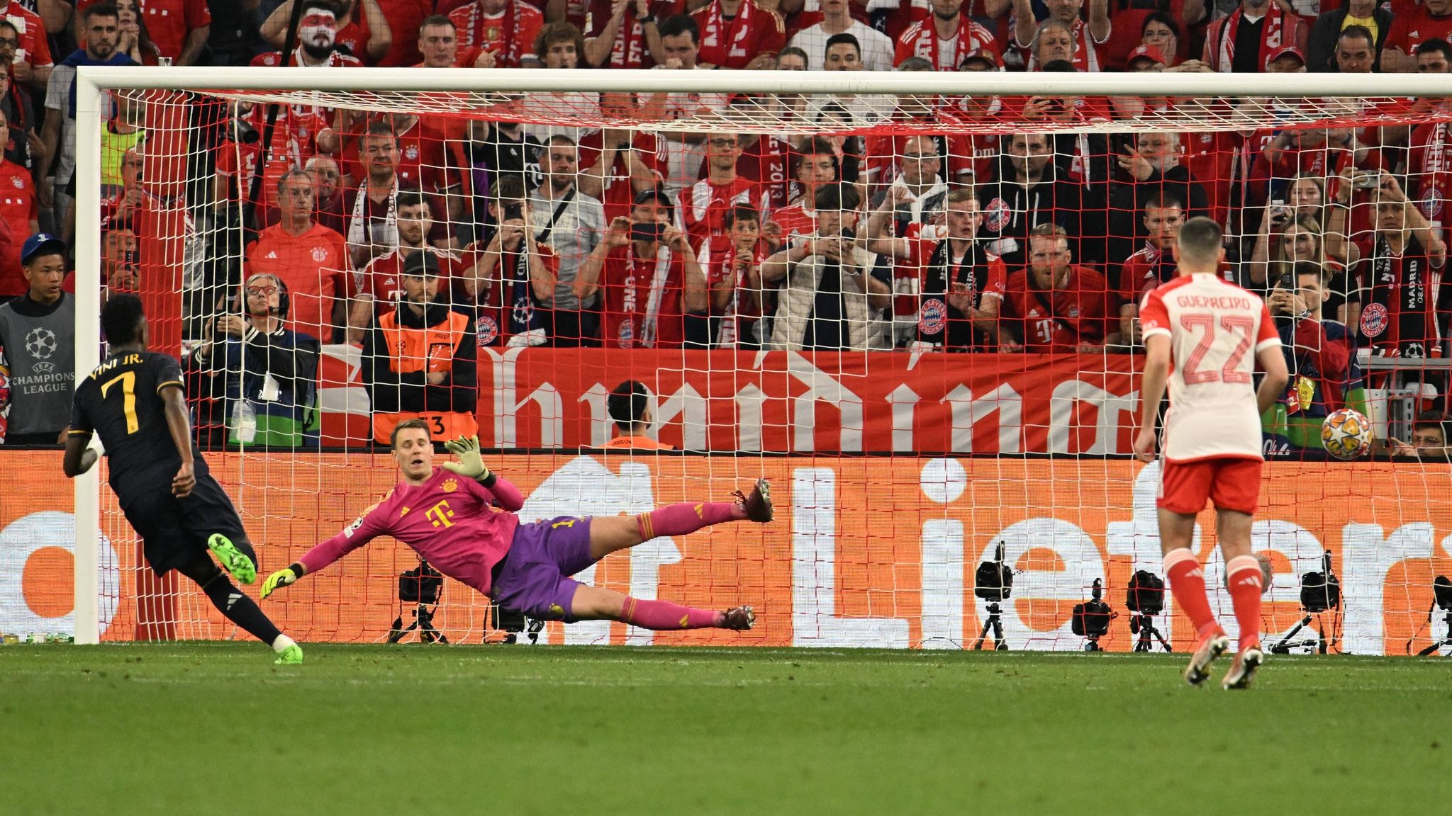Fußball-Drama in München: Später Elfmeter schockt Bayern