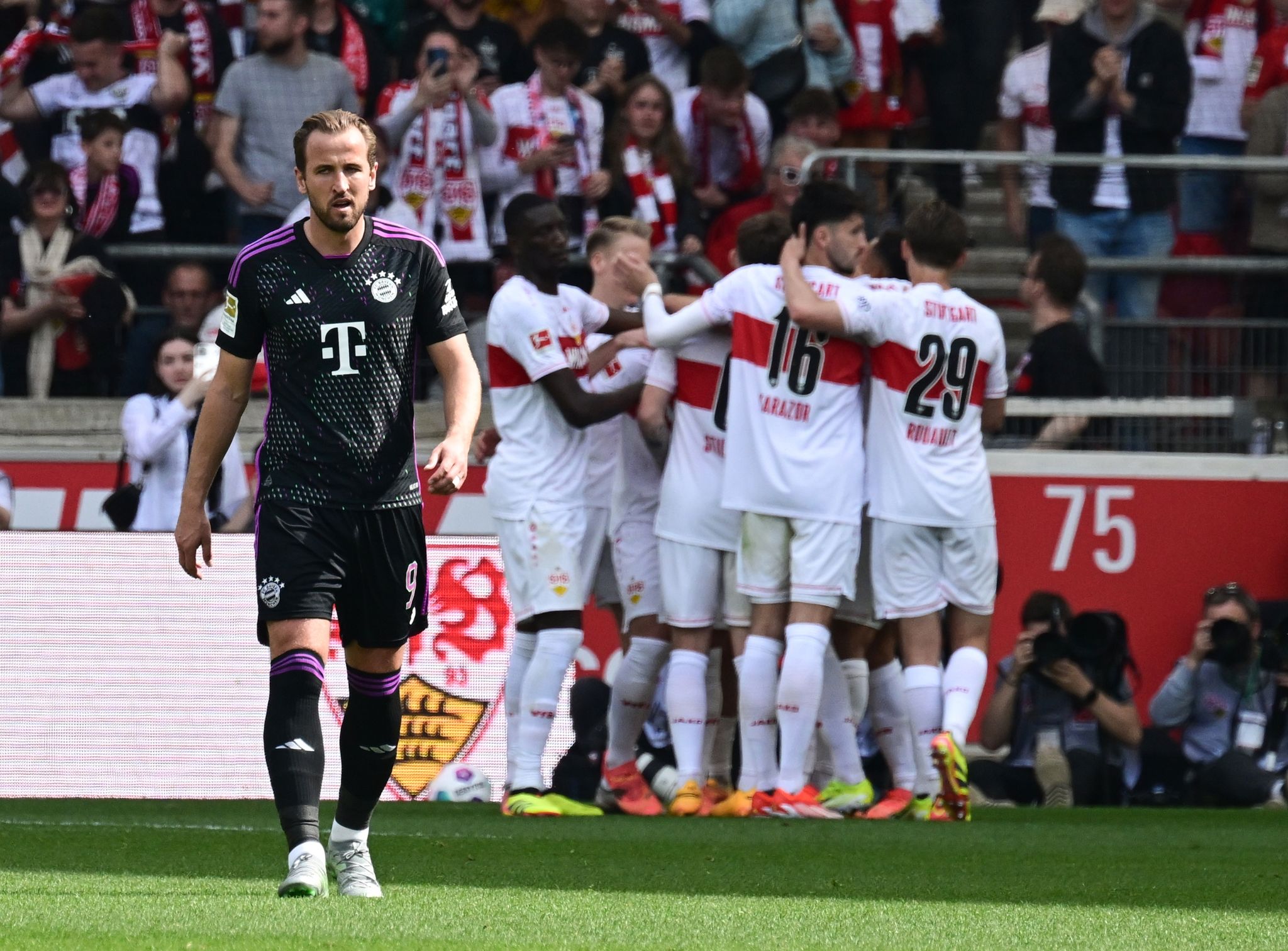 Angeschlagen nach Madrid: Bayern verlieren in Stuttgart