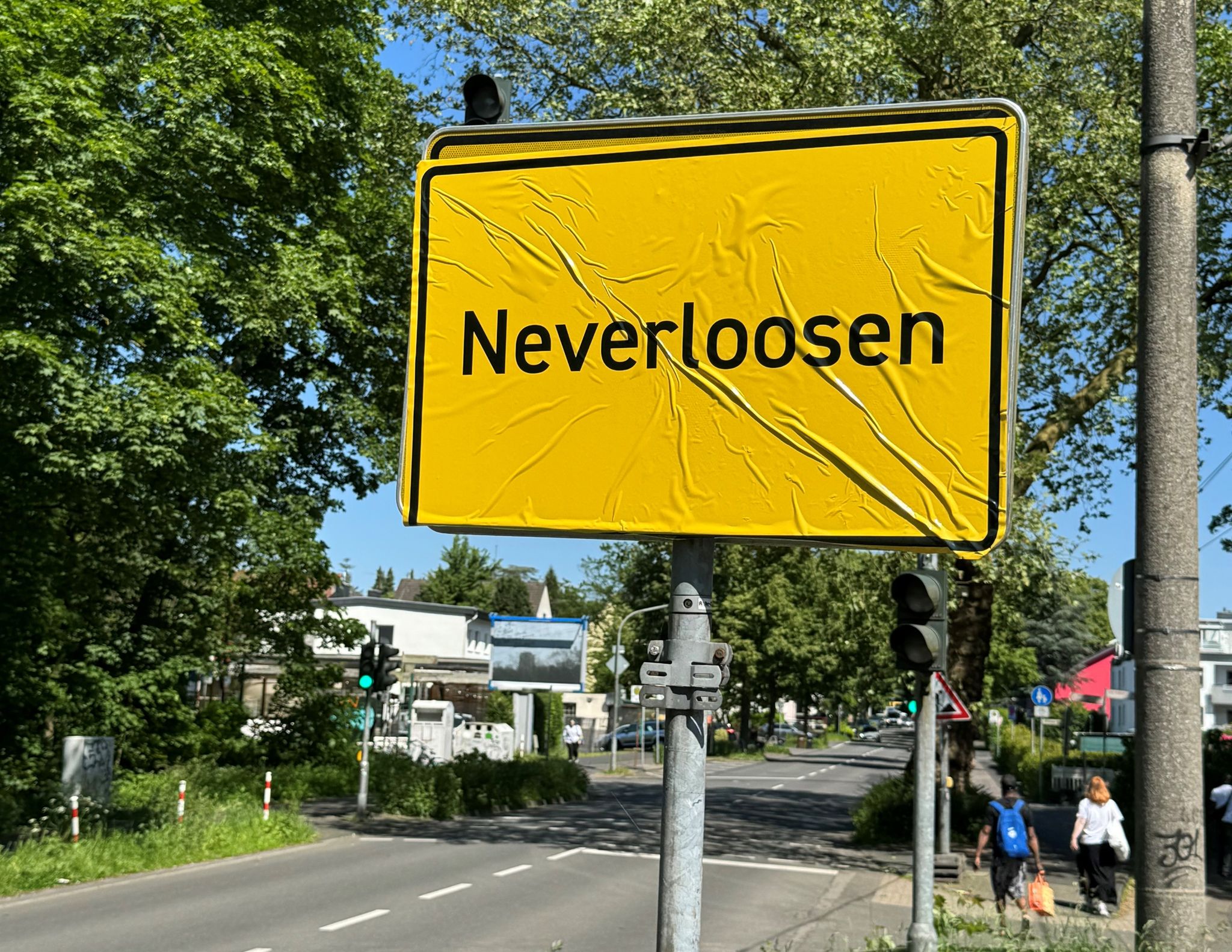 «Neverloosen»: Ortschild von Leverkusen überklebt