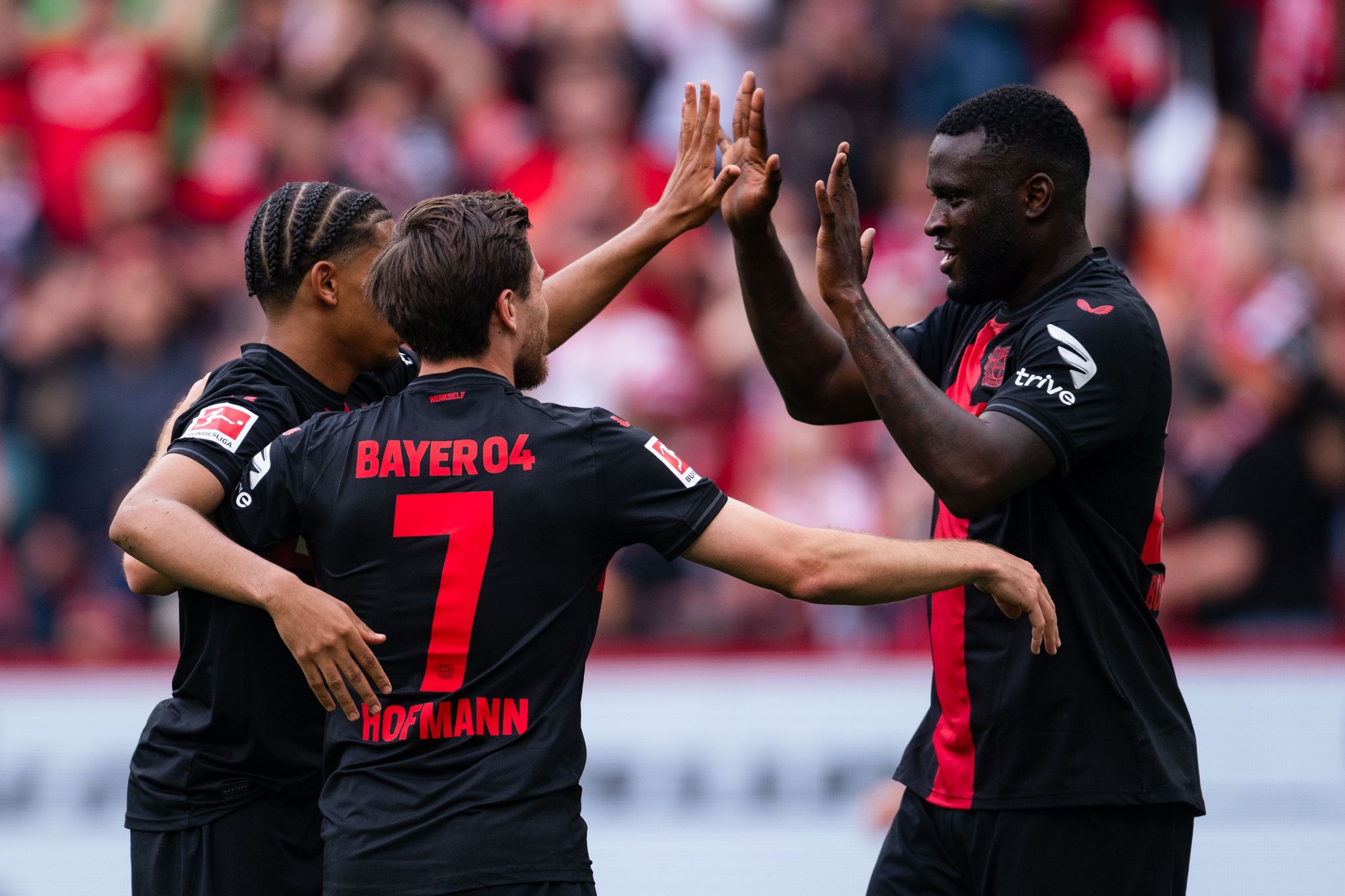 Bayer feiert historischen Titel: Meisterschale bei den Fans
