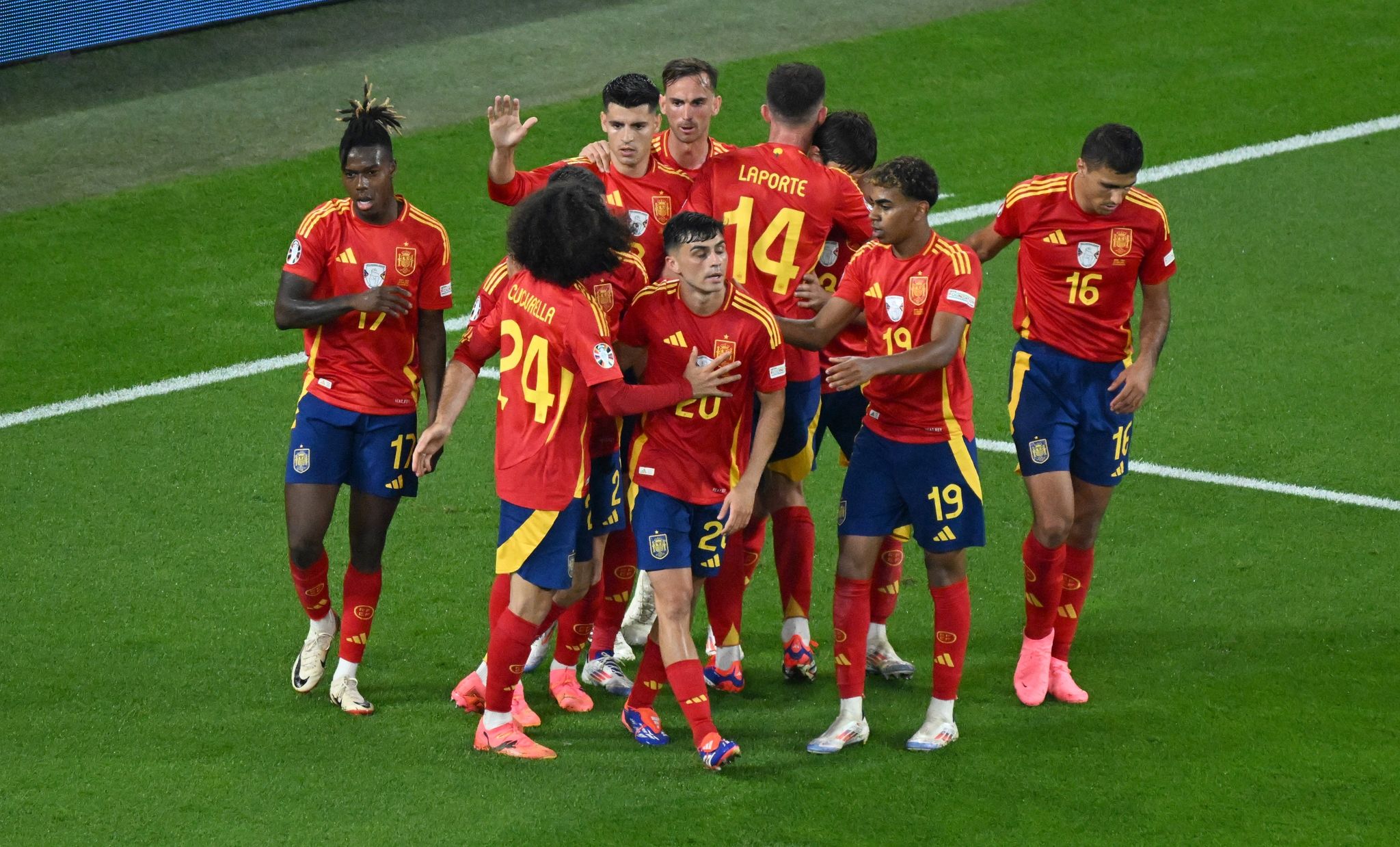 Spanien nach Gala im Achtelfinale – Italien enttäuscht