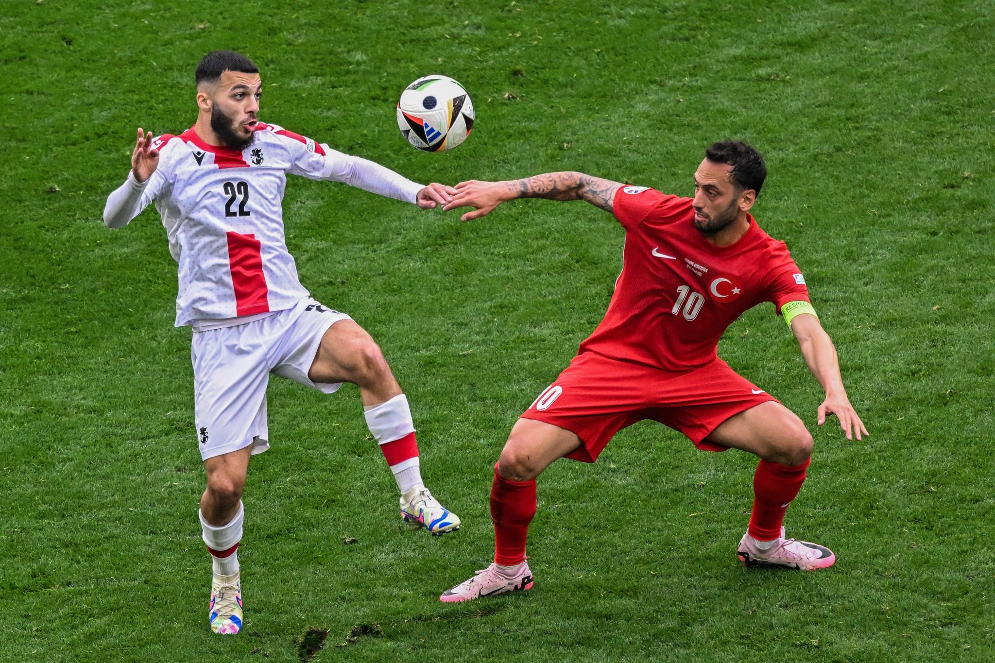 Bayern vor Olise-Verpflichtung, Calhanoglu bestätigt Kontakt