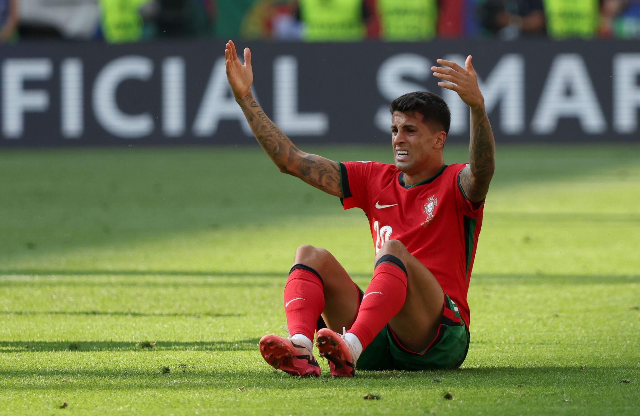 Portugiesen Cancelo und Felix müssen FC Barcelona verlassen