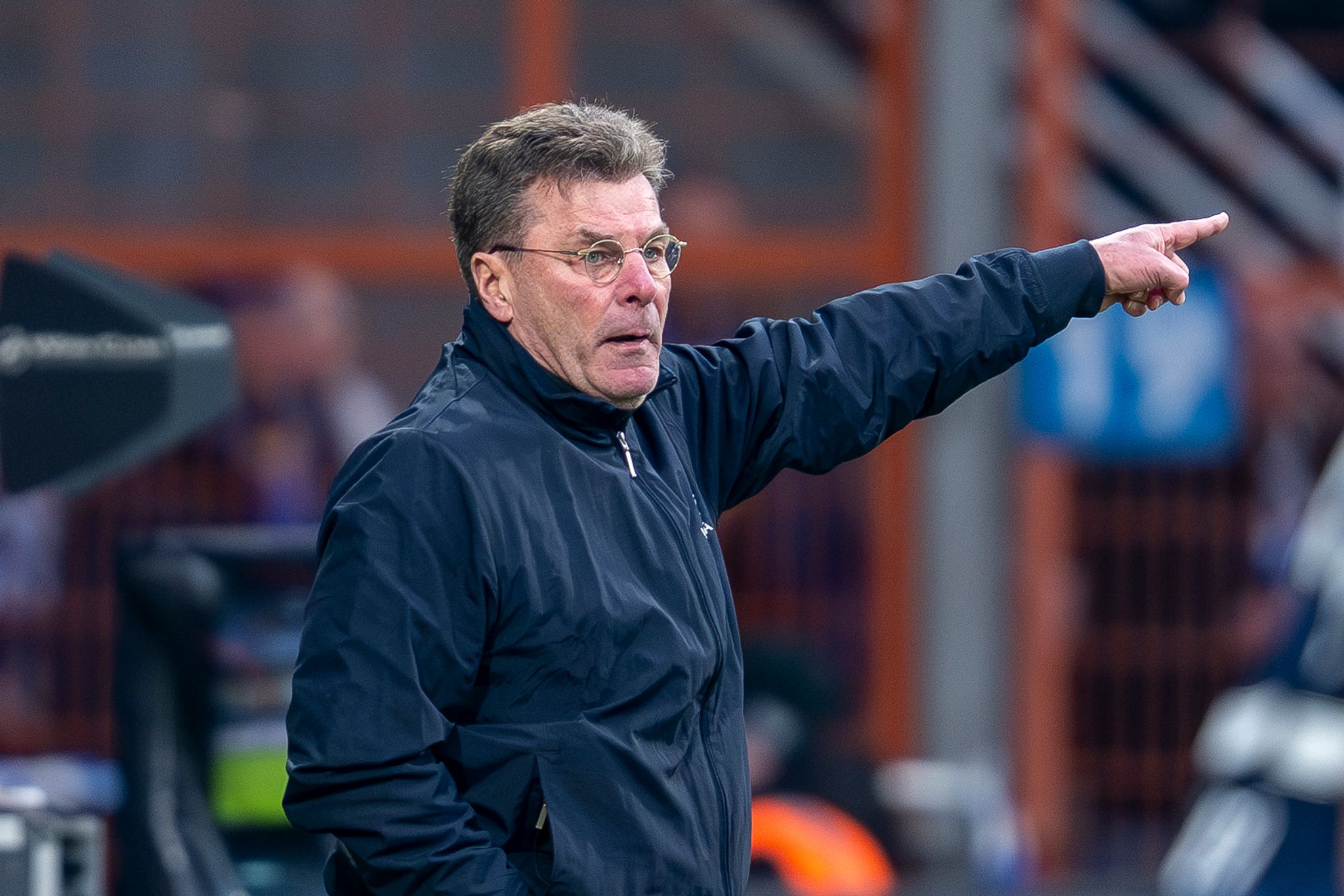 Bei Klassenerhalt: Hecking bleibt Bochum-Trainer