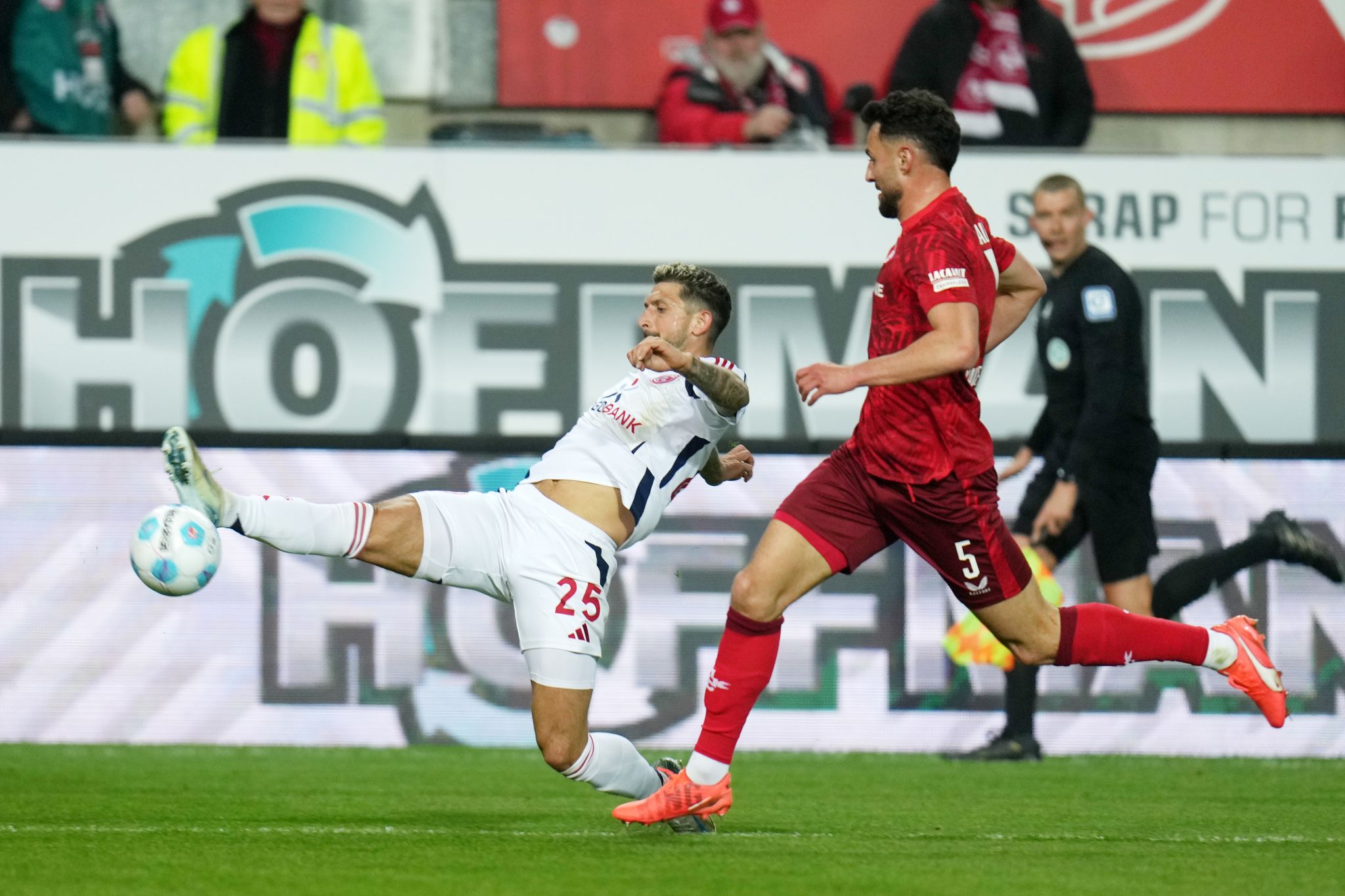 Kaiserslautern nach Sieg über Düsseldorf Tabellendritter