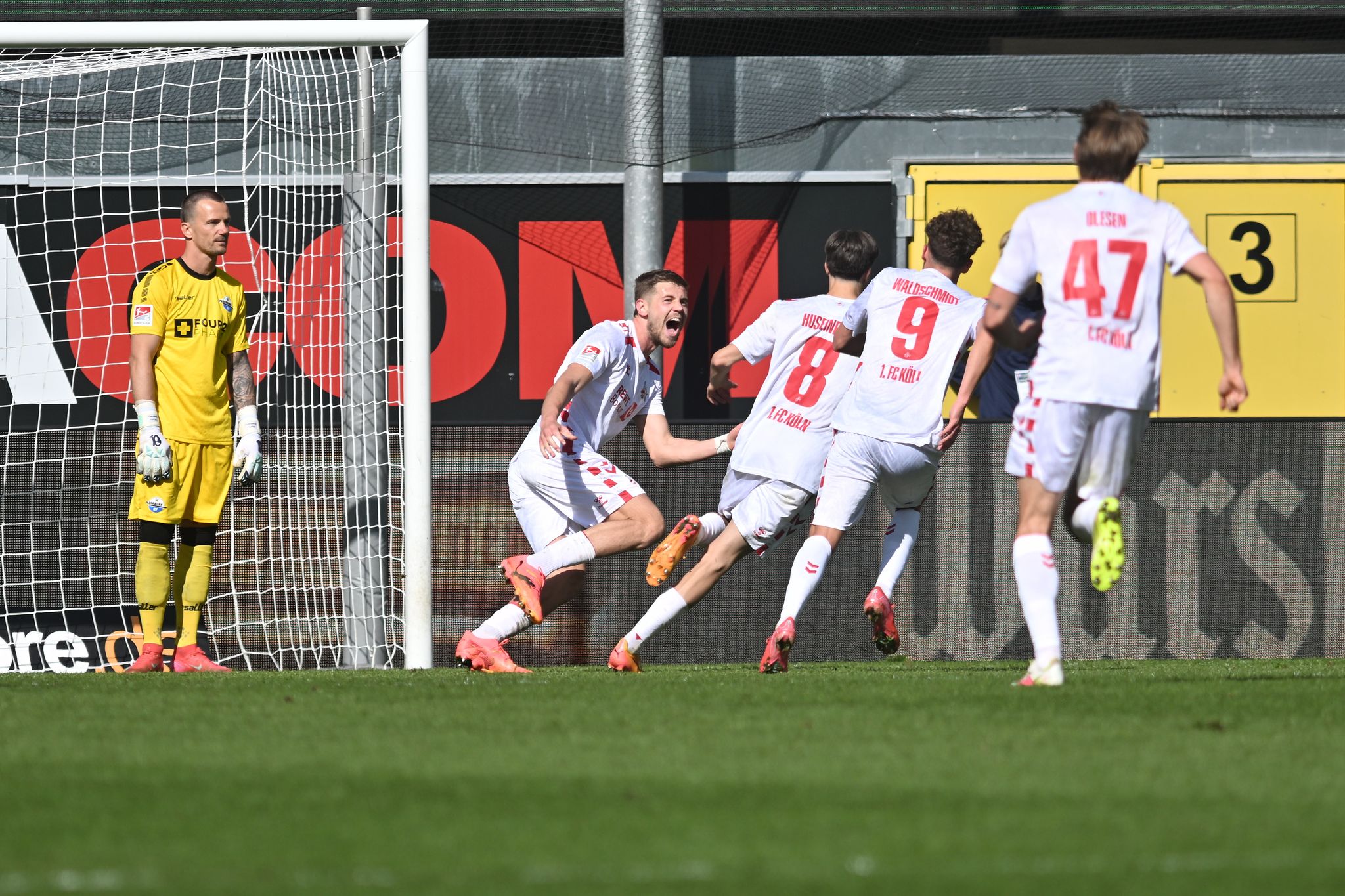 2:1-Sieg in Paderborn: Köln erkämpft sich Tabellenspitze