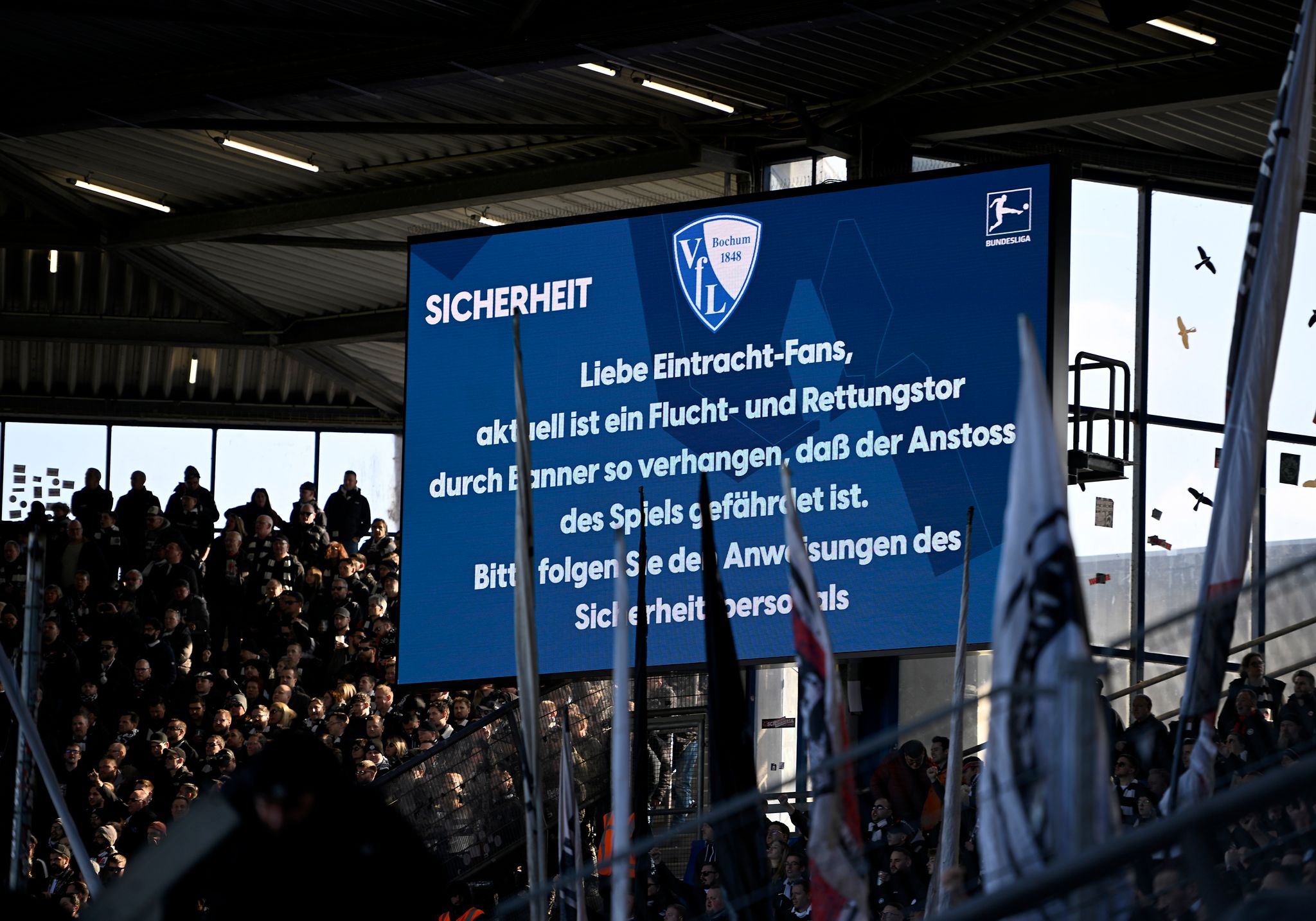 Erneuter Zaunfahnen-Eklat in Bochum: Spiel läuft