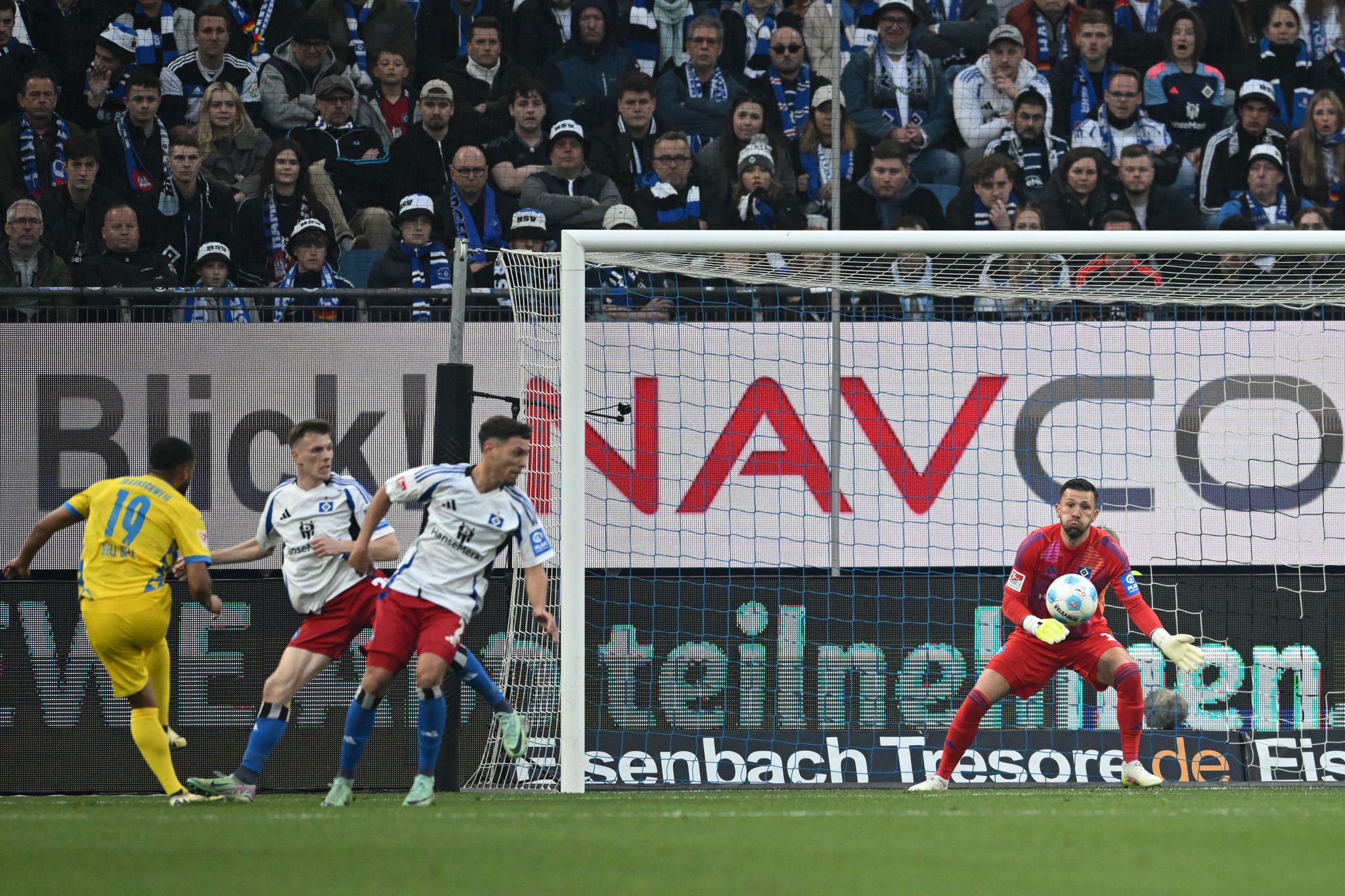 2:4 gegen Braunschweig: HSV stolpert im Aufstiegsrennen