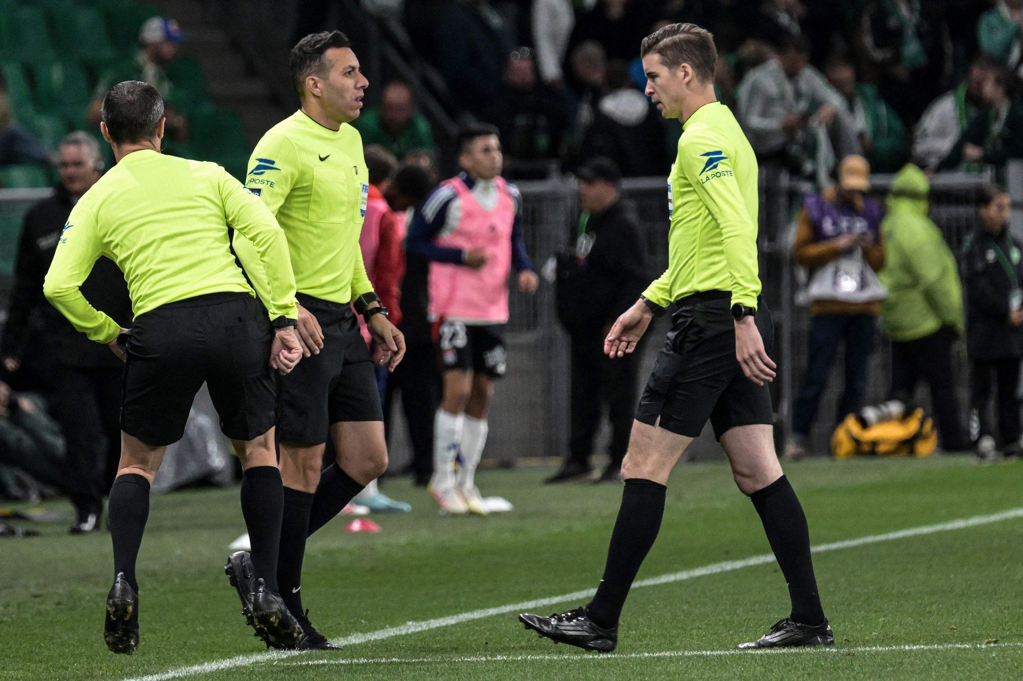 Derby in Frankreich: Linienrichter am Kopf getroffen