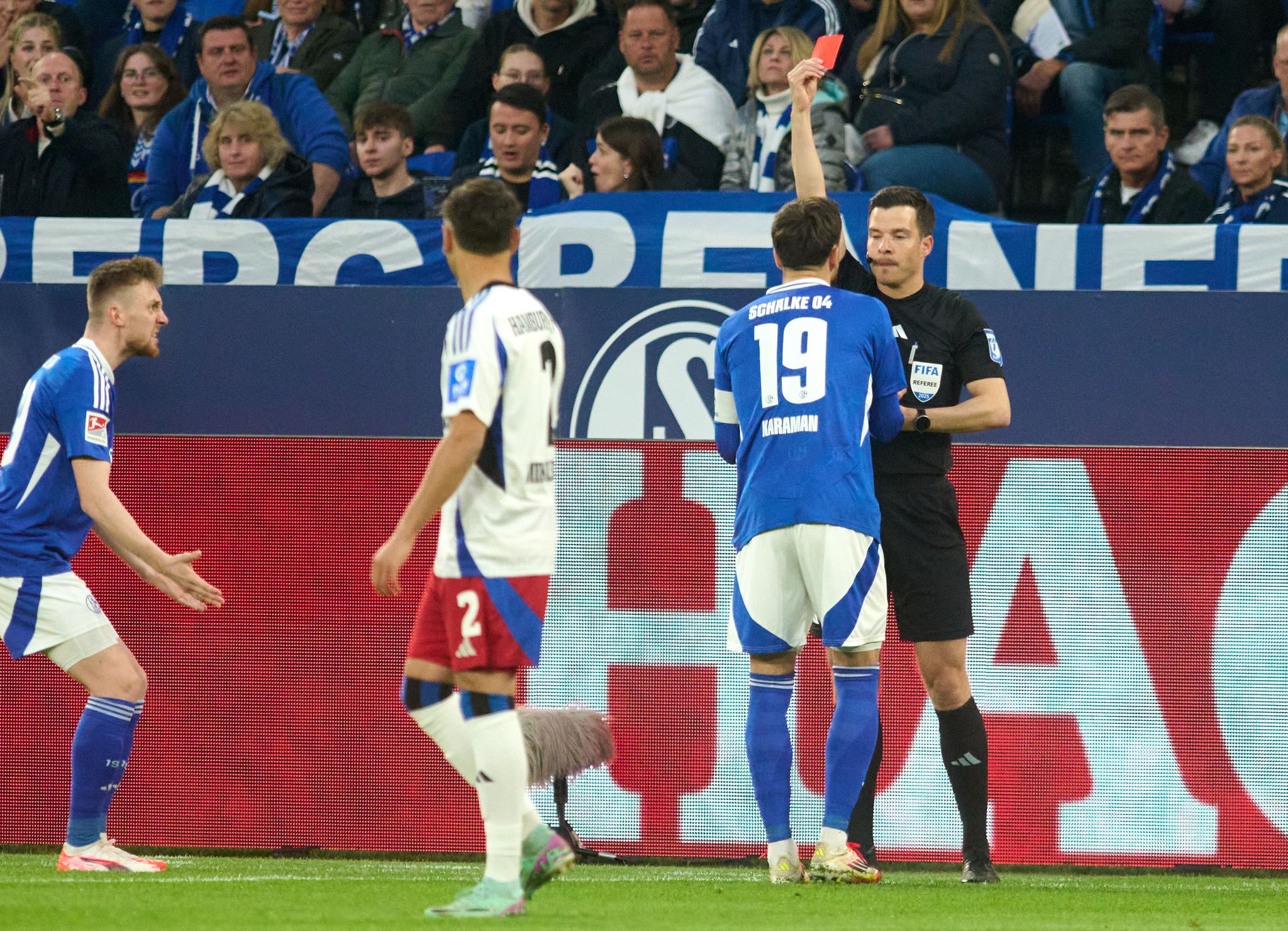 Trotz Überzahl ab der 3. Minute: HSV nur 2:2 auf Schalke