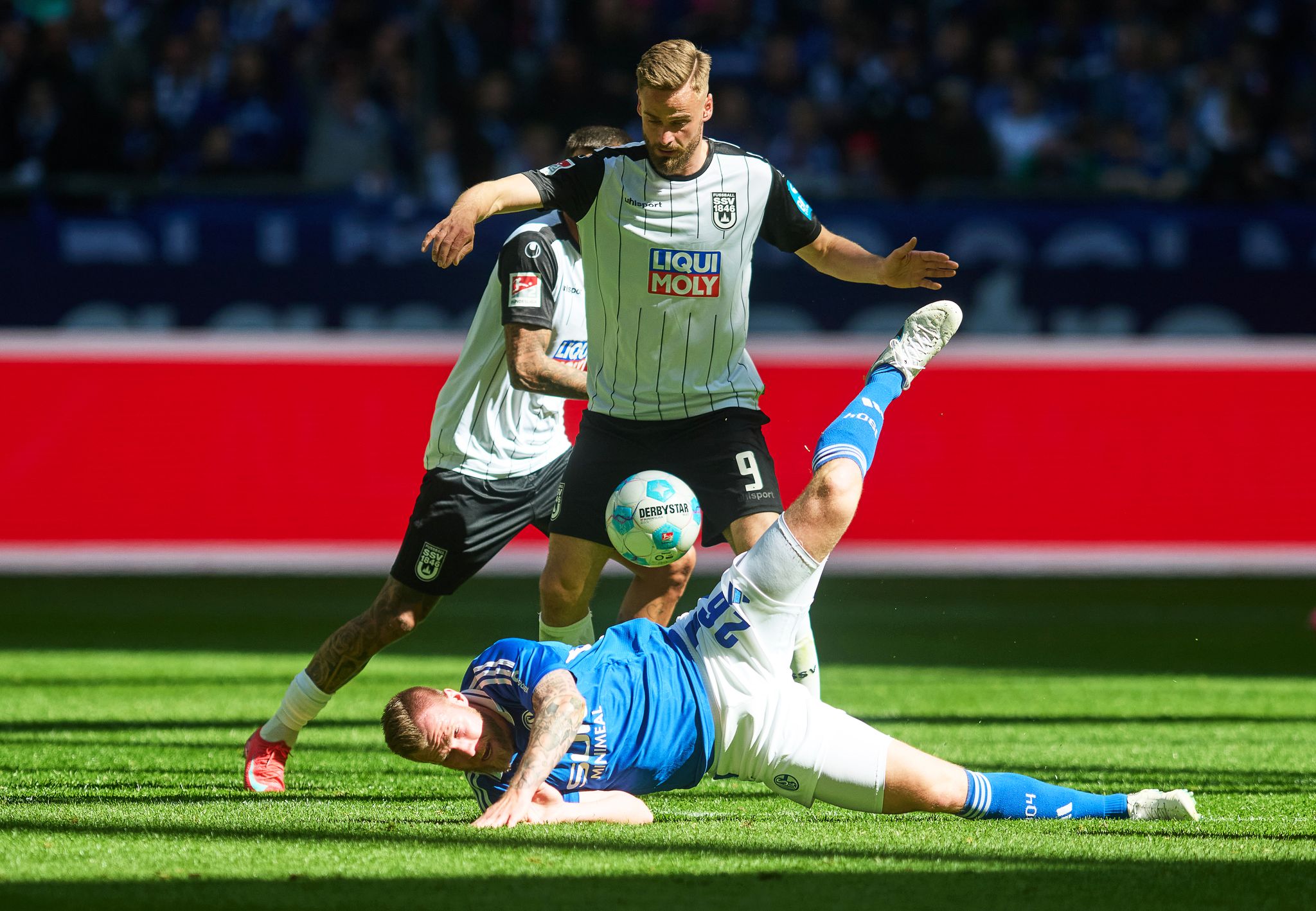 Schalke siegt glücklich und ist so gut wie gerettet