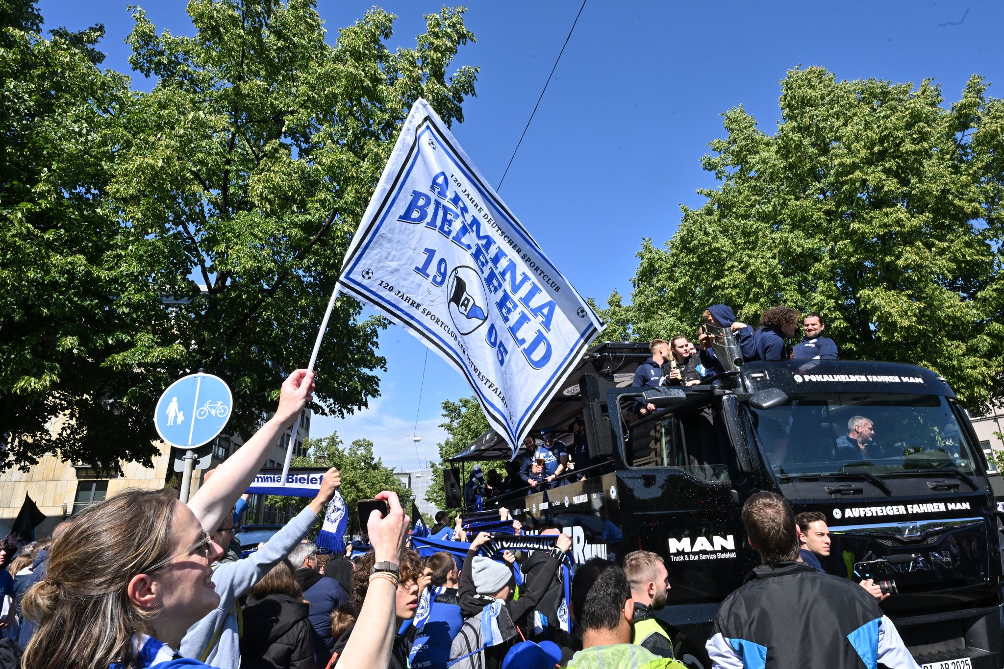 Jubel trotz Niederlage: Fans bereiten Arminia großen Empfang