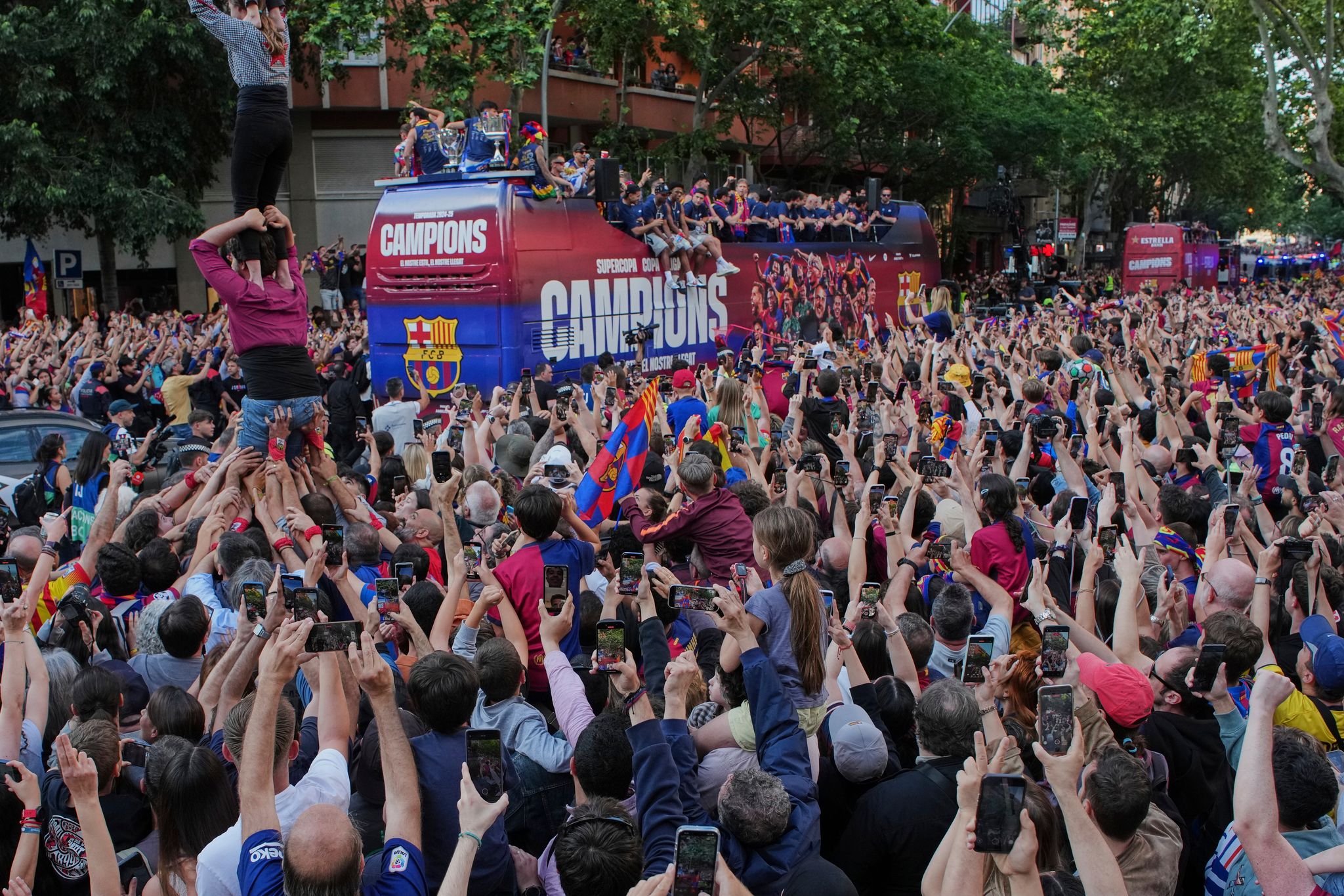 Barças Meisterteam im offenen Bus von Tausenden gefeiert