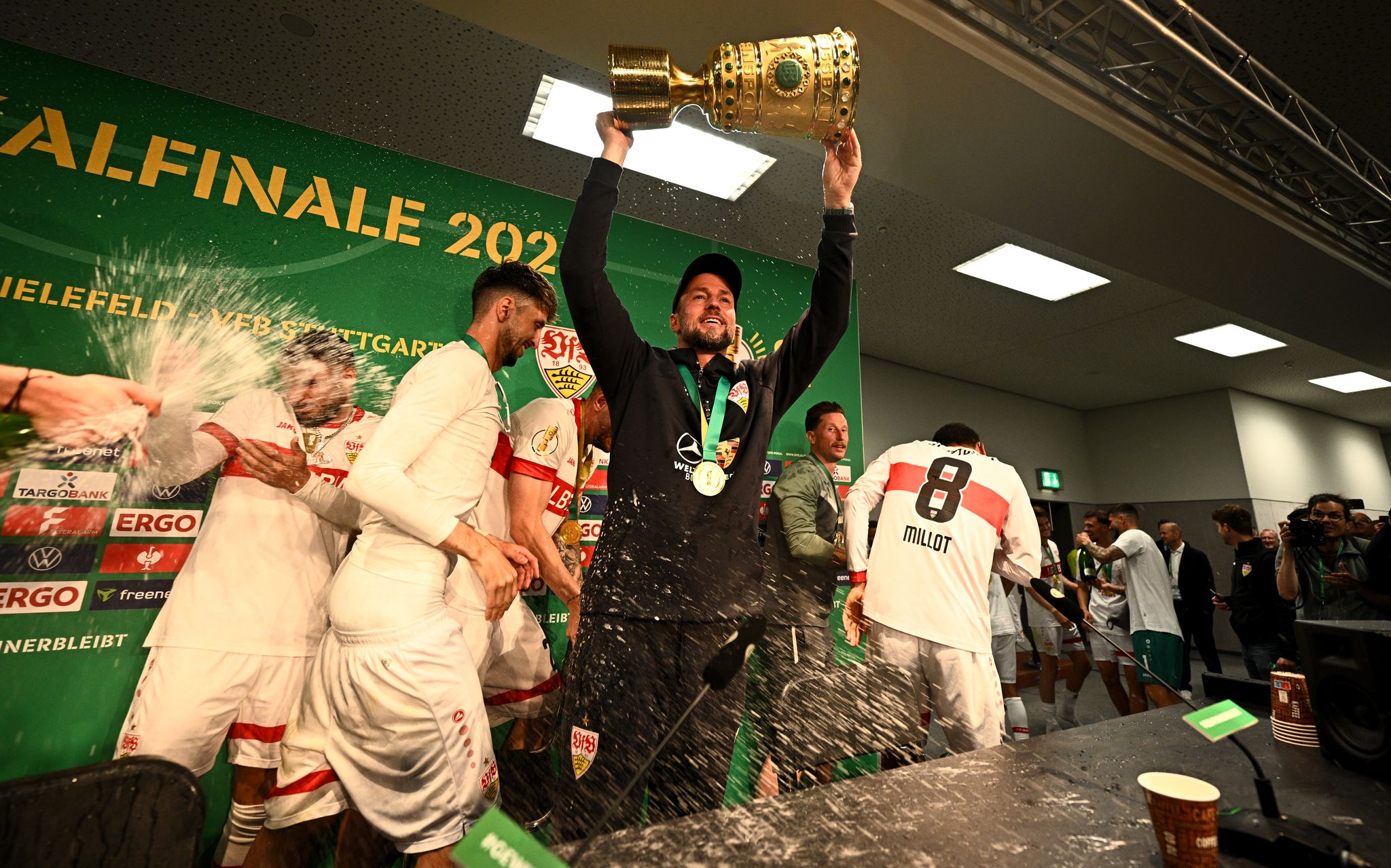 Sektdusche für Hoeneß: VfB-Spieler stürmen Pressekonferenz