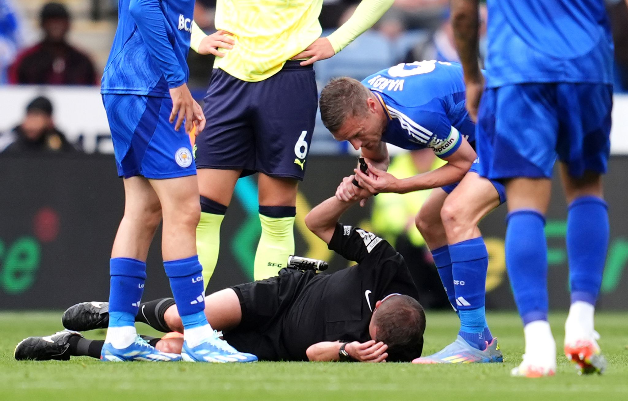 Schiri am Boden – Vardy stoppt mit Pfeife selbst das Spiel