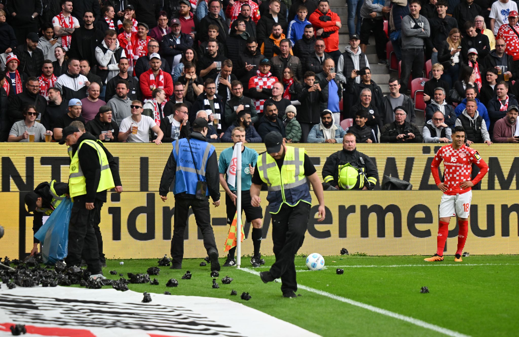 Nach Frankfurter Wurfgeschossen in Mainz: DFB wird ermitteln