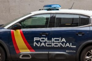 Auto fährt in Barcelona in wartende Fußballfans
