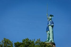 Hermannsdenkmal trägt riesiges Arminia-Trikot