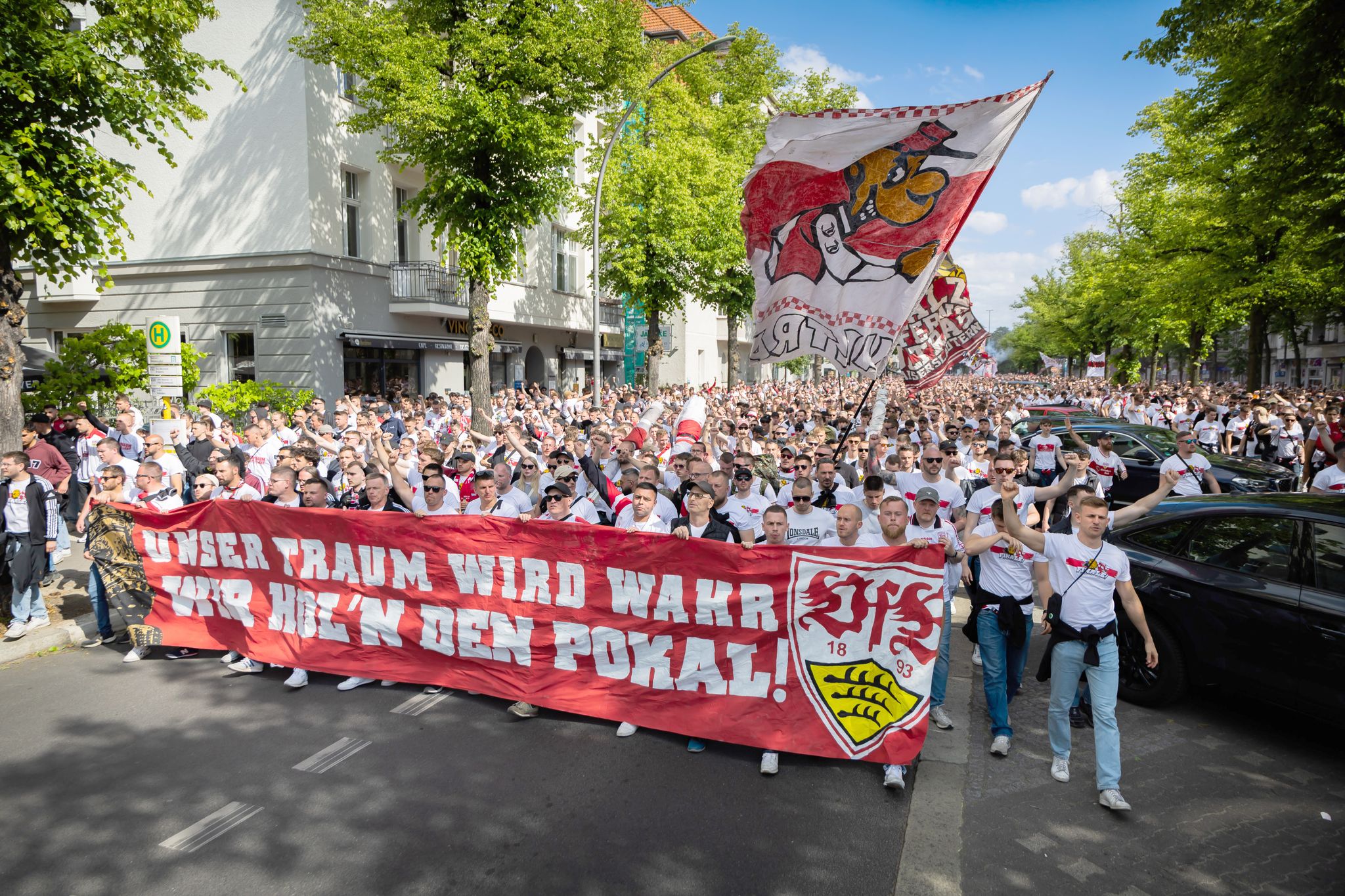Pokalfinale: Fans laufen zum Stadion – Stimmungsmacher Löw